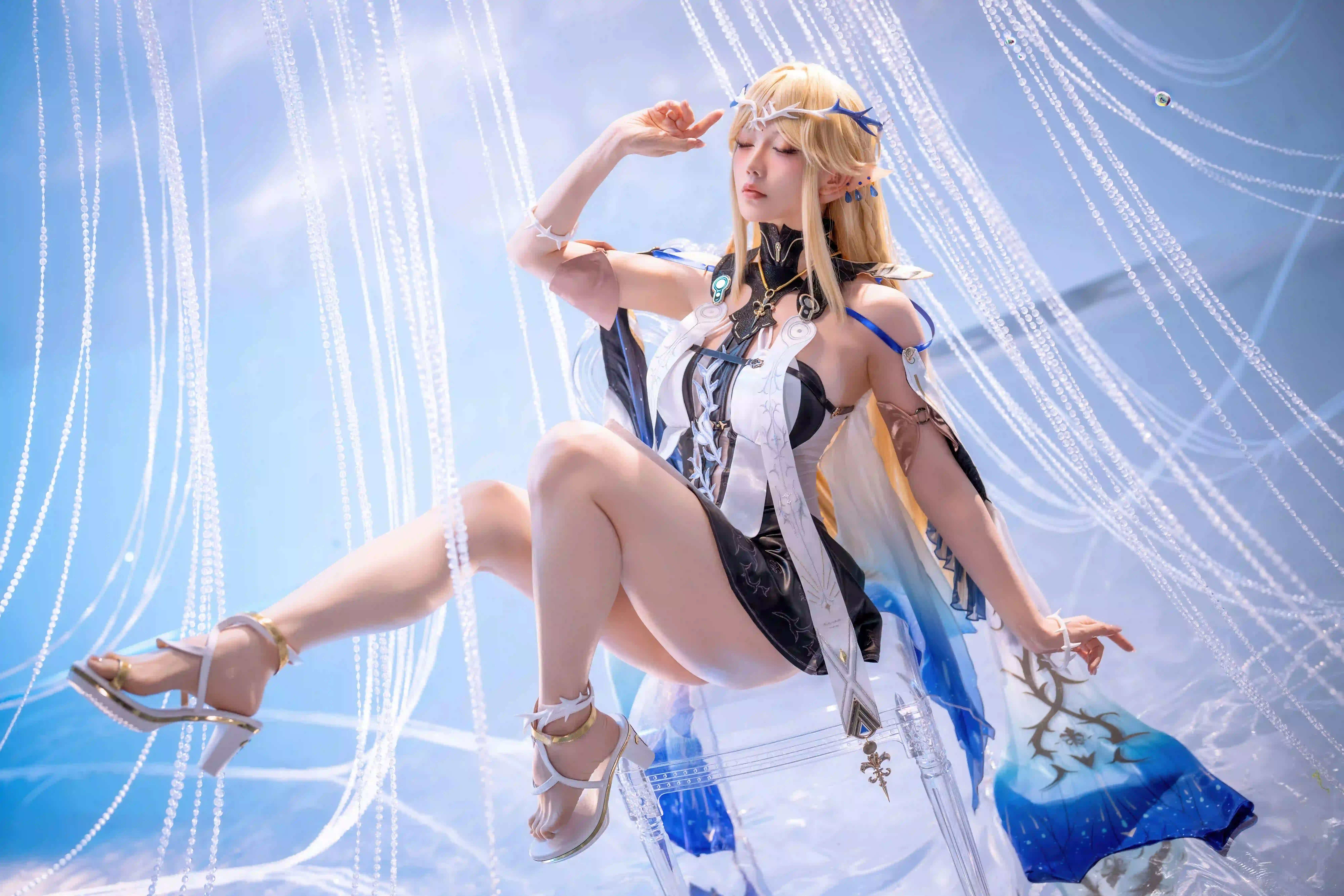 长发美女 长腿美女 长发美女coser 黄色长发 蓝色裙子