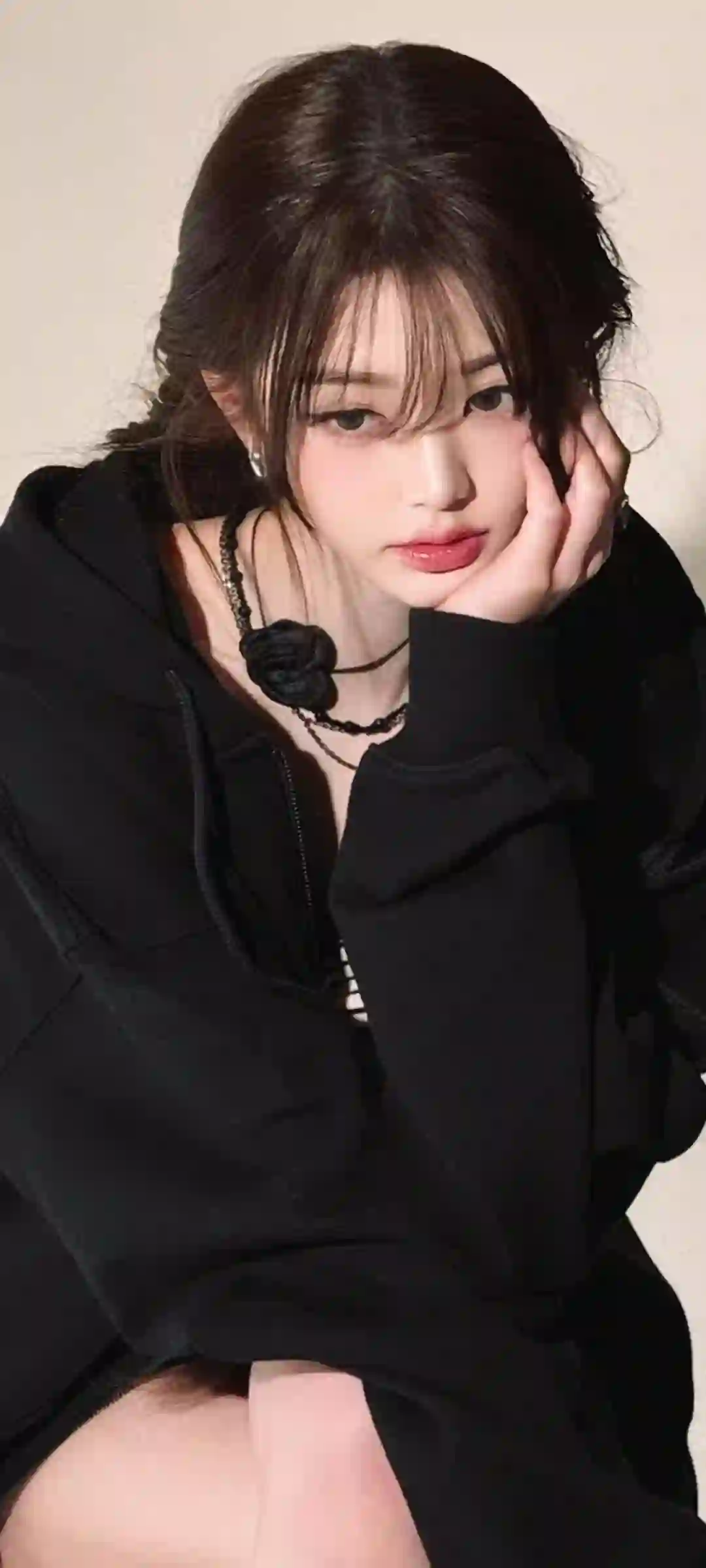 黑色外套 女孩 高冷 手托腮 珍珠项链 精致妆容 竖屏壁纸