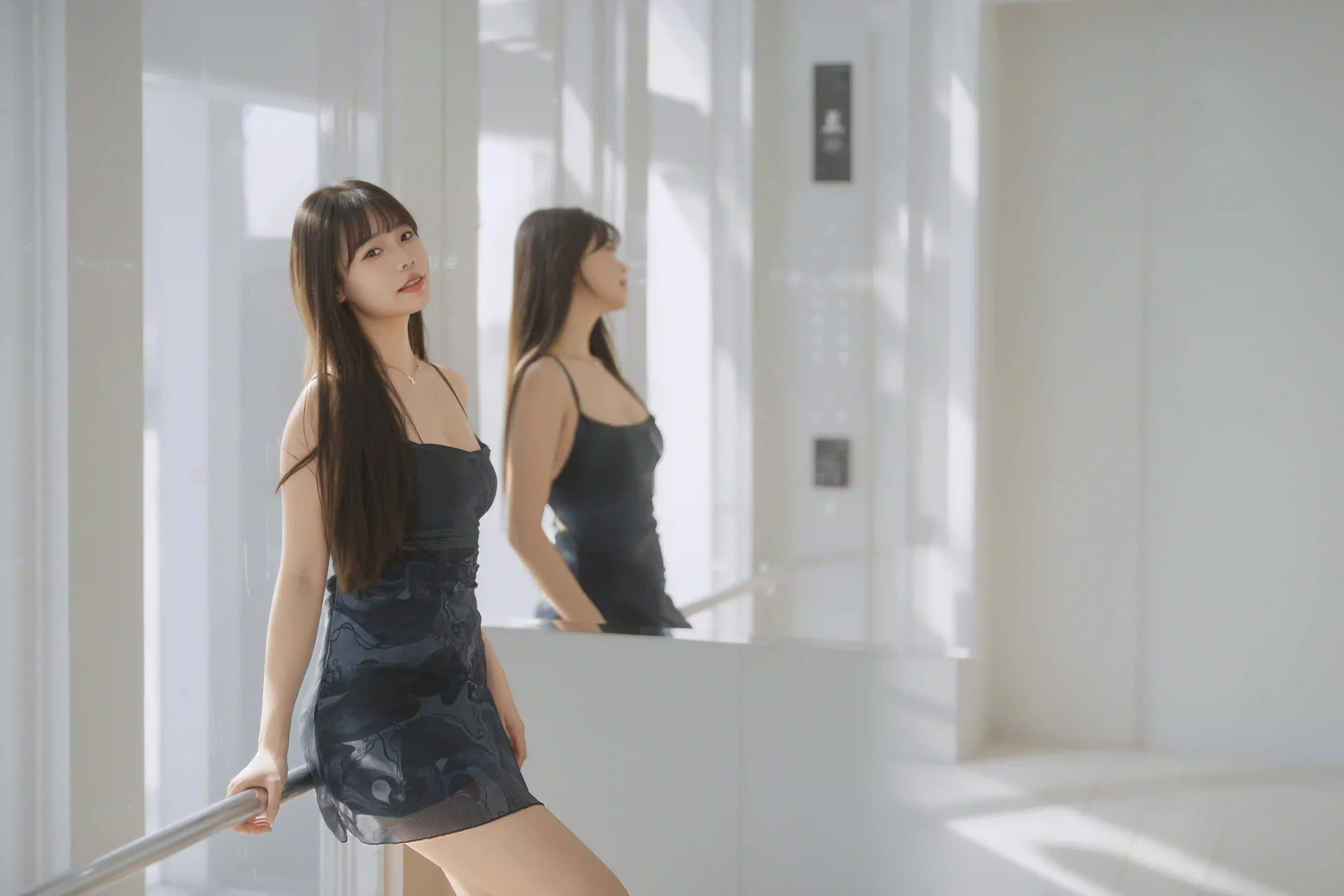 长发美女 户外写真 吊带穿搭 栏杆