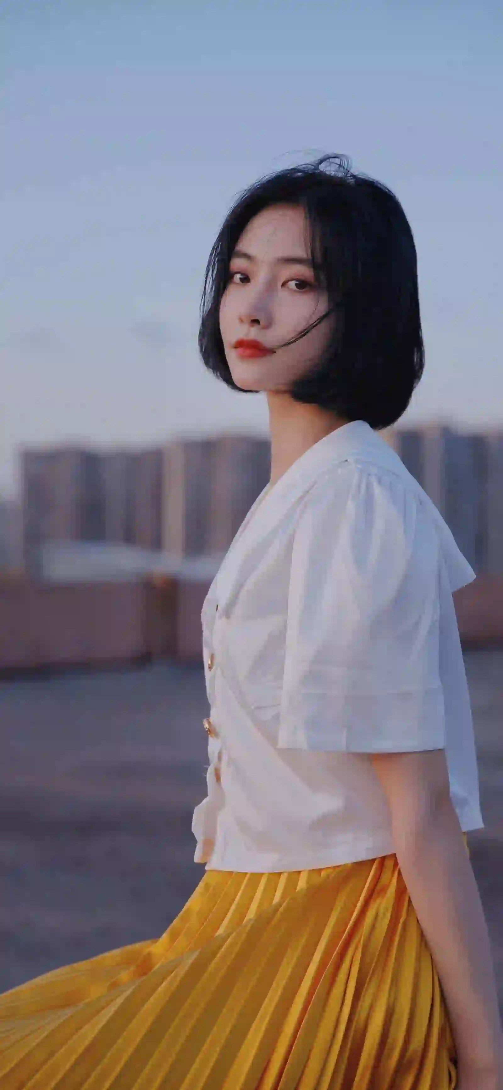 短发女孩 白衬衫 黄色裙子