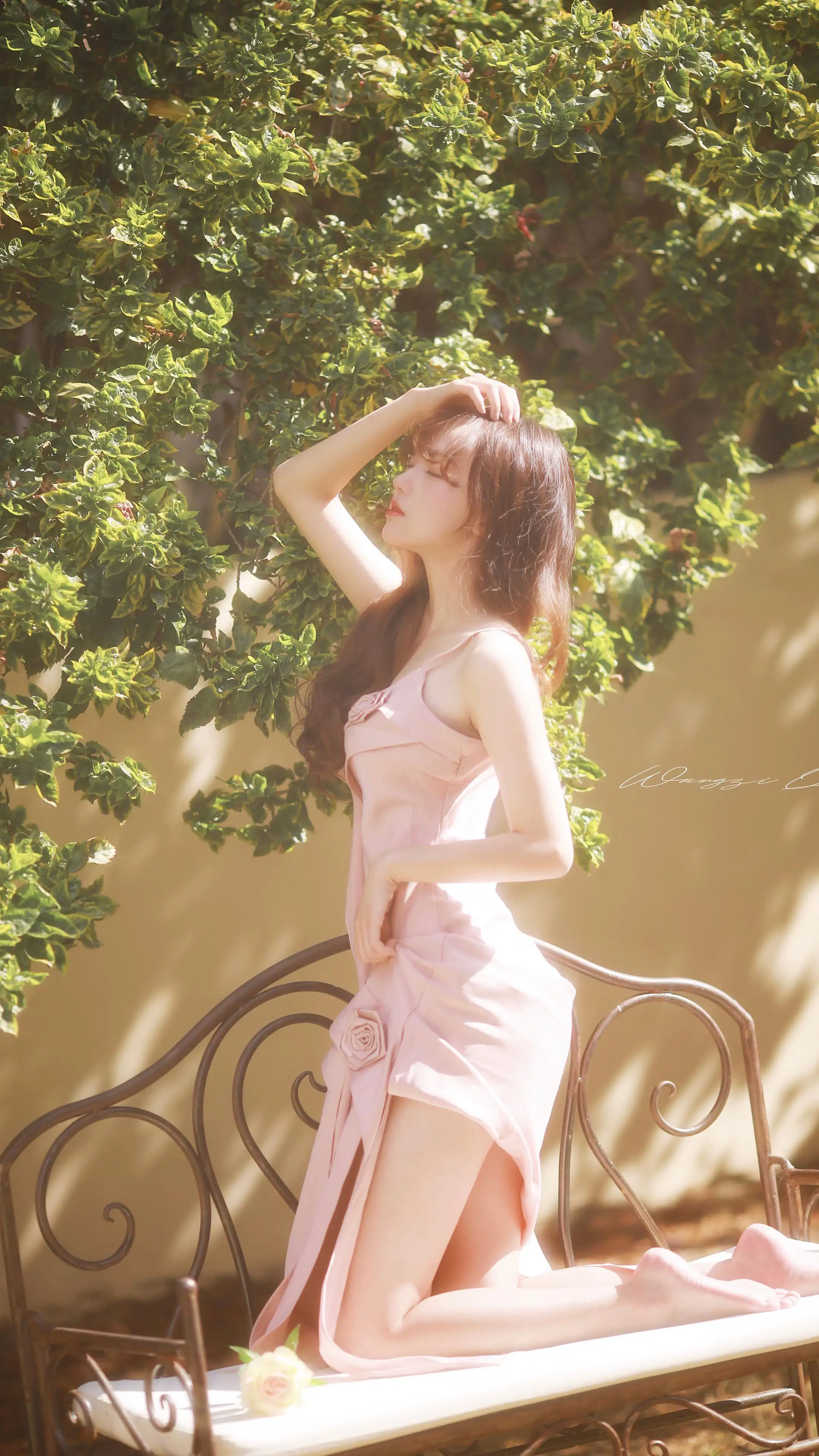 花园清纯美女  粉色裙子4k手机壁纸
