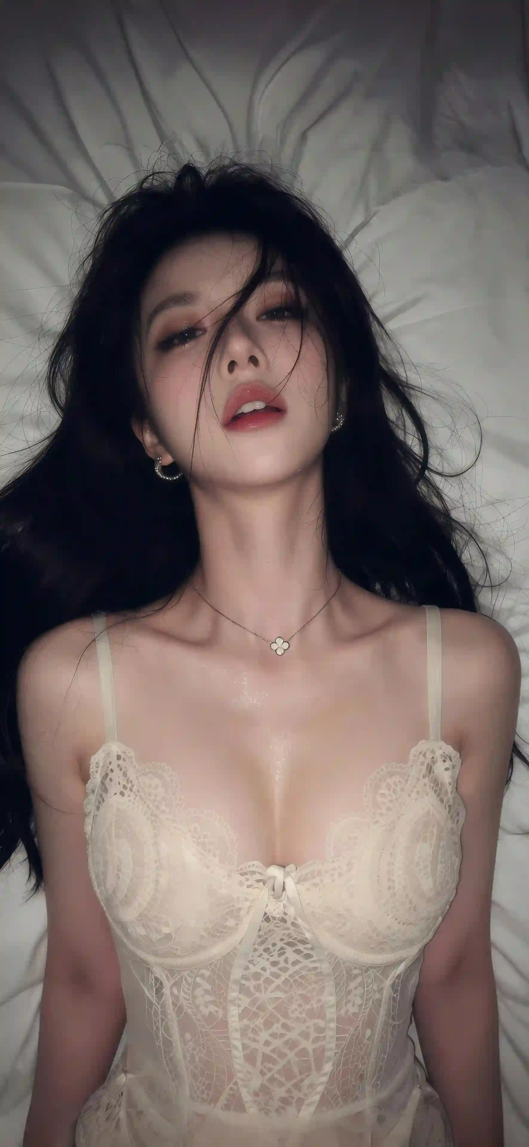白色蕾丝吊带裙 黑长直发 美女 写真