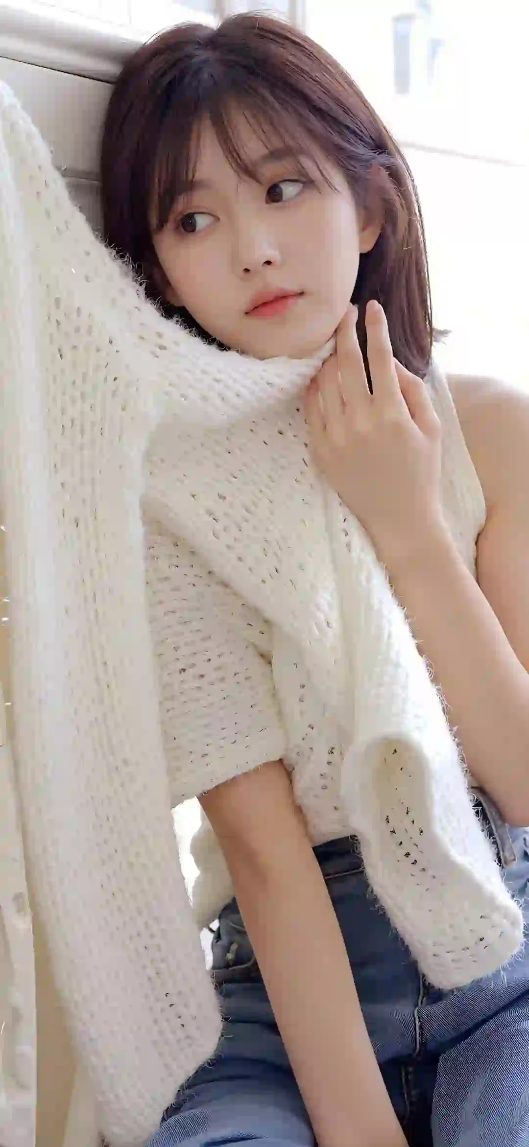 依靠在桌边的长发清纯美女 居家写真