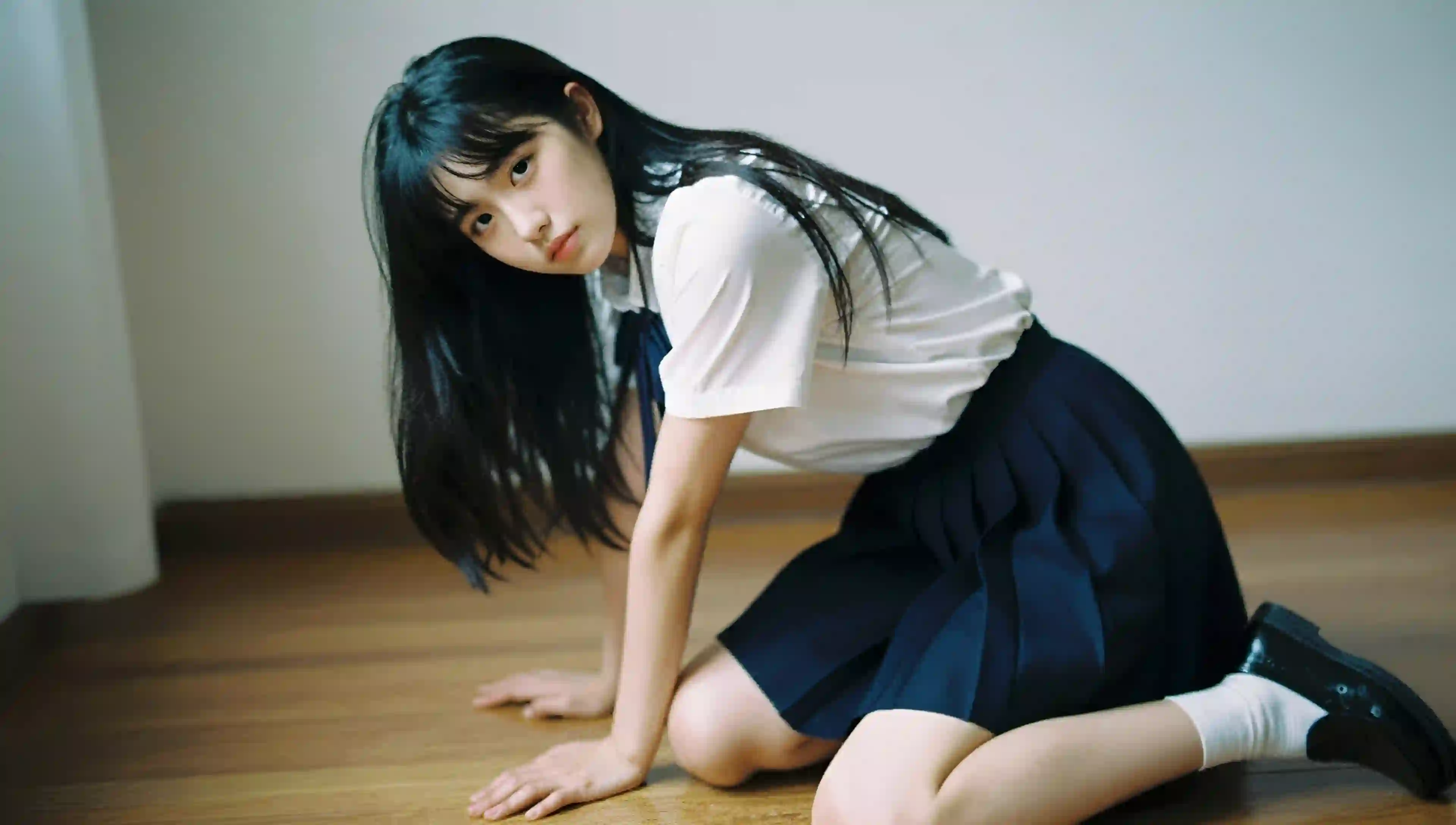 制服少女 跪坐 室内 木地板 黑发 百褶裙 白色衬衫