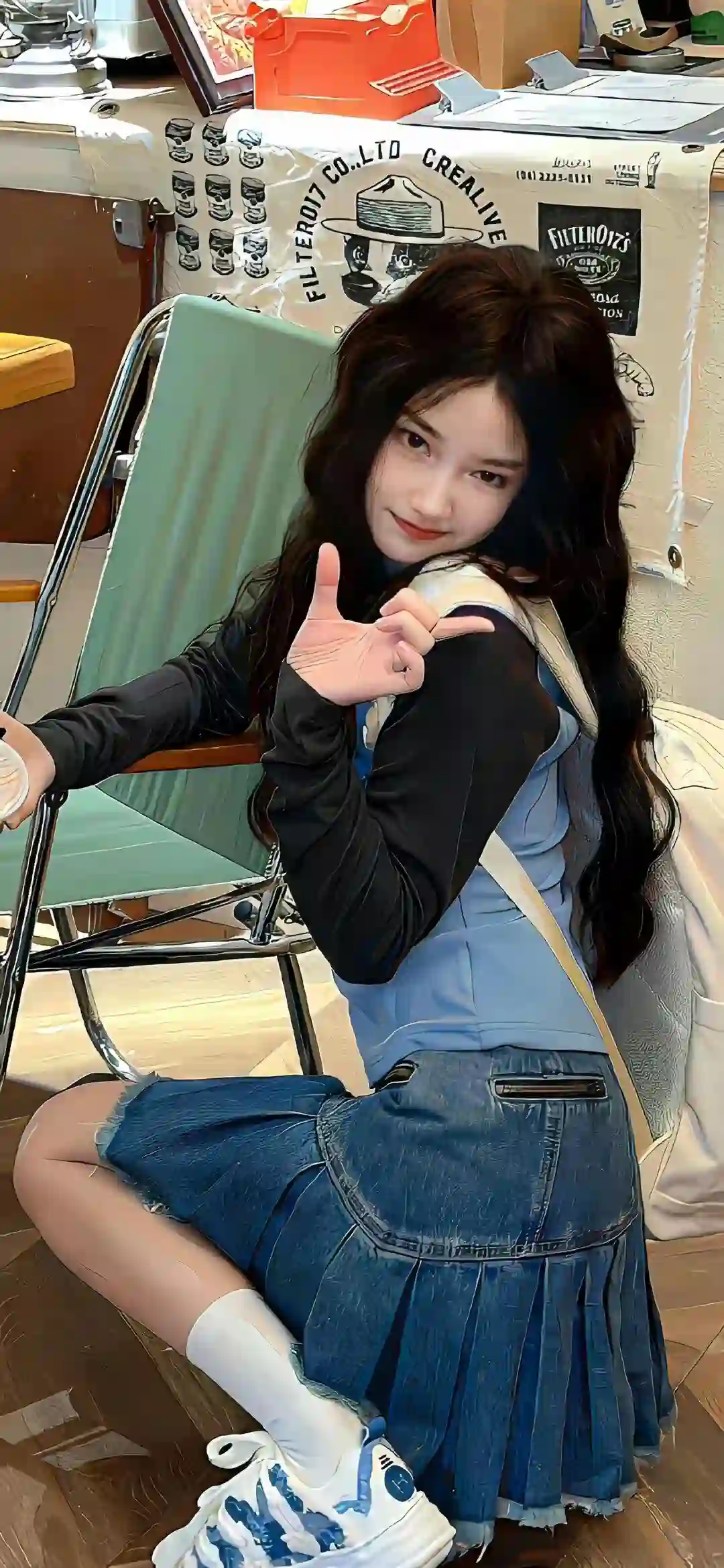 身着牛仔短裙的长发可爱女孩 居家