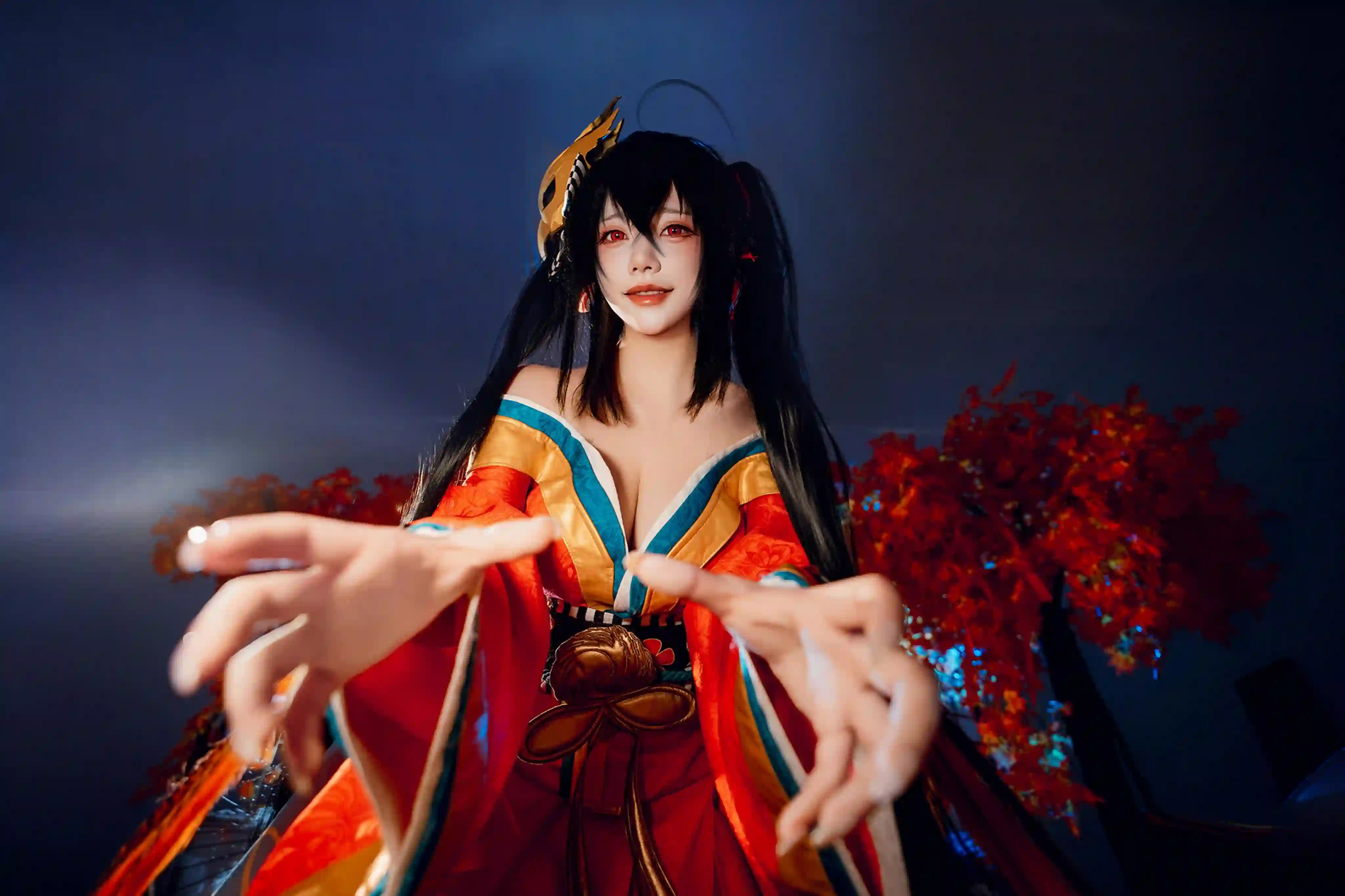 一位女性角色穿着华丽的红金色服装，黑色长发和红色眼睛，背景是红色枫叶，整体氛围神秘唯美。