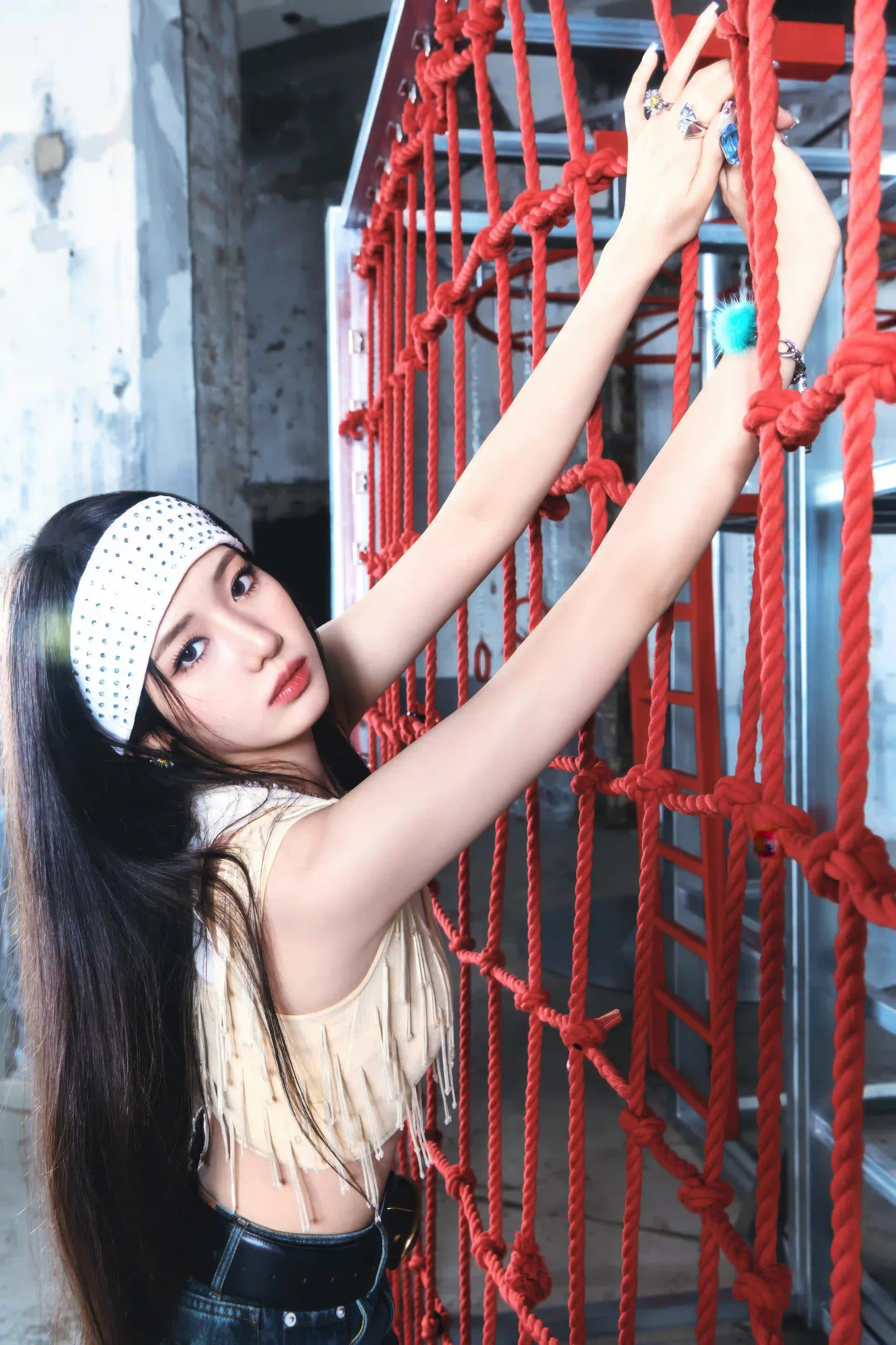 长发美女 时尚写真 流苏上衣 红色绳网 露腰穿搭