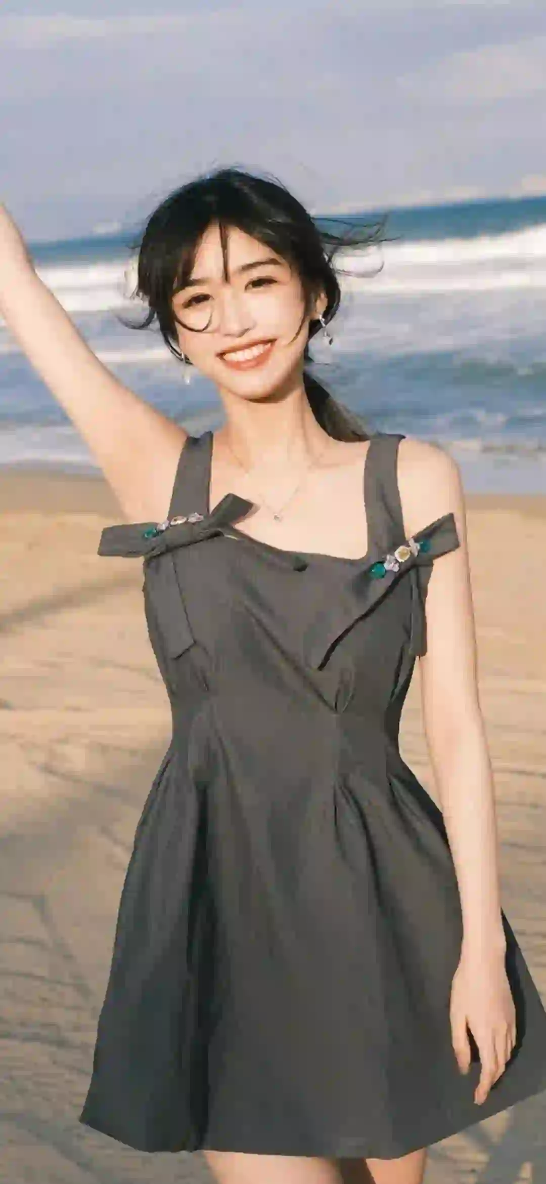 长发美女 灰黑色裙子 户外写真 性感美女 甜美