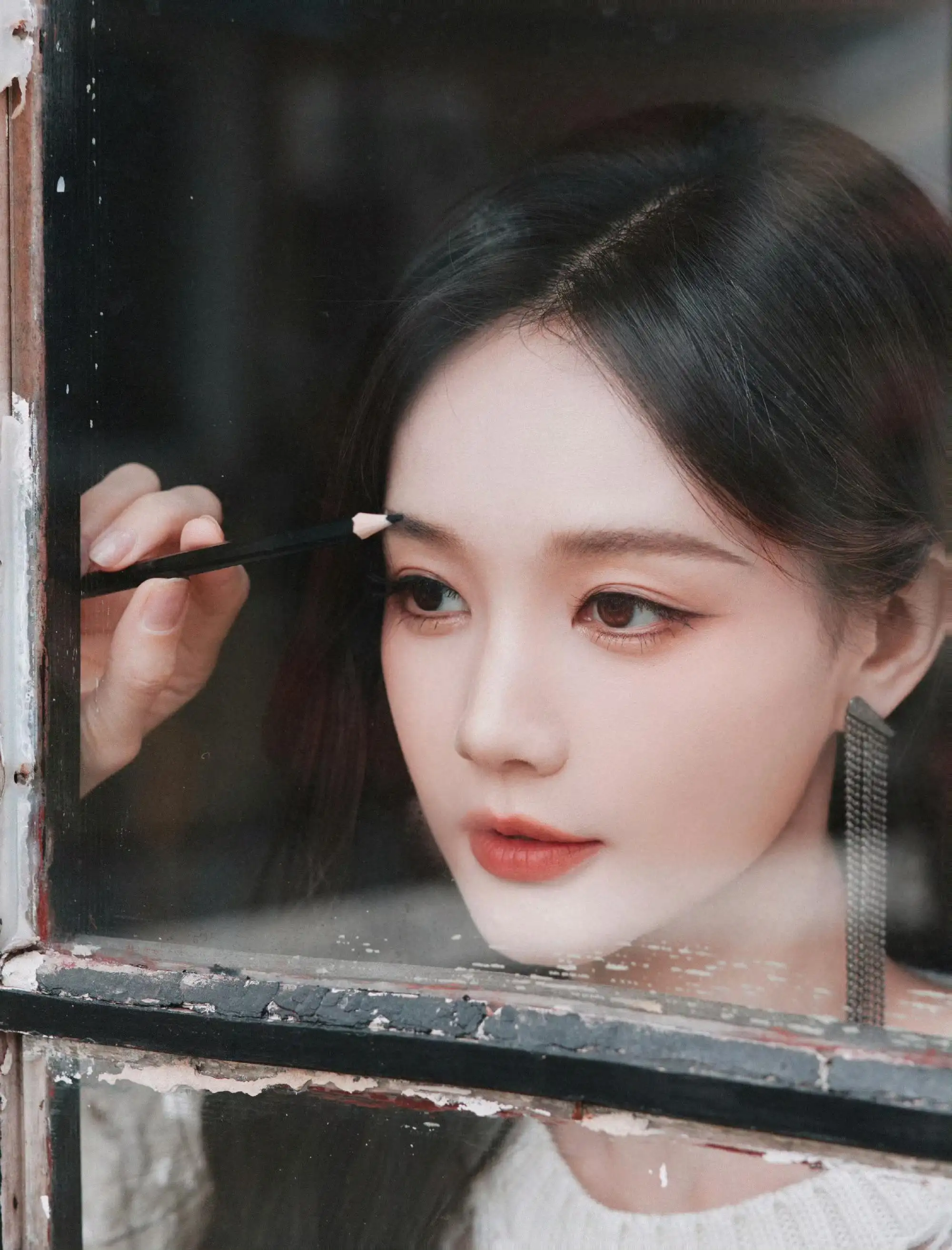 精致妆容 长发美女 窗外 李一桐
