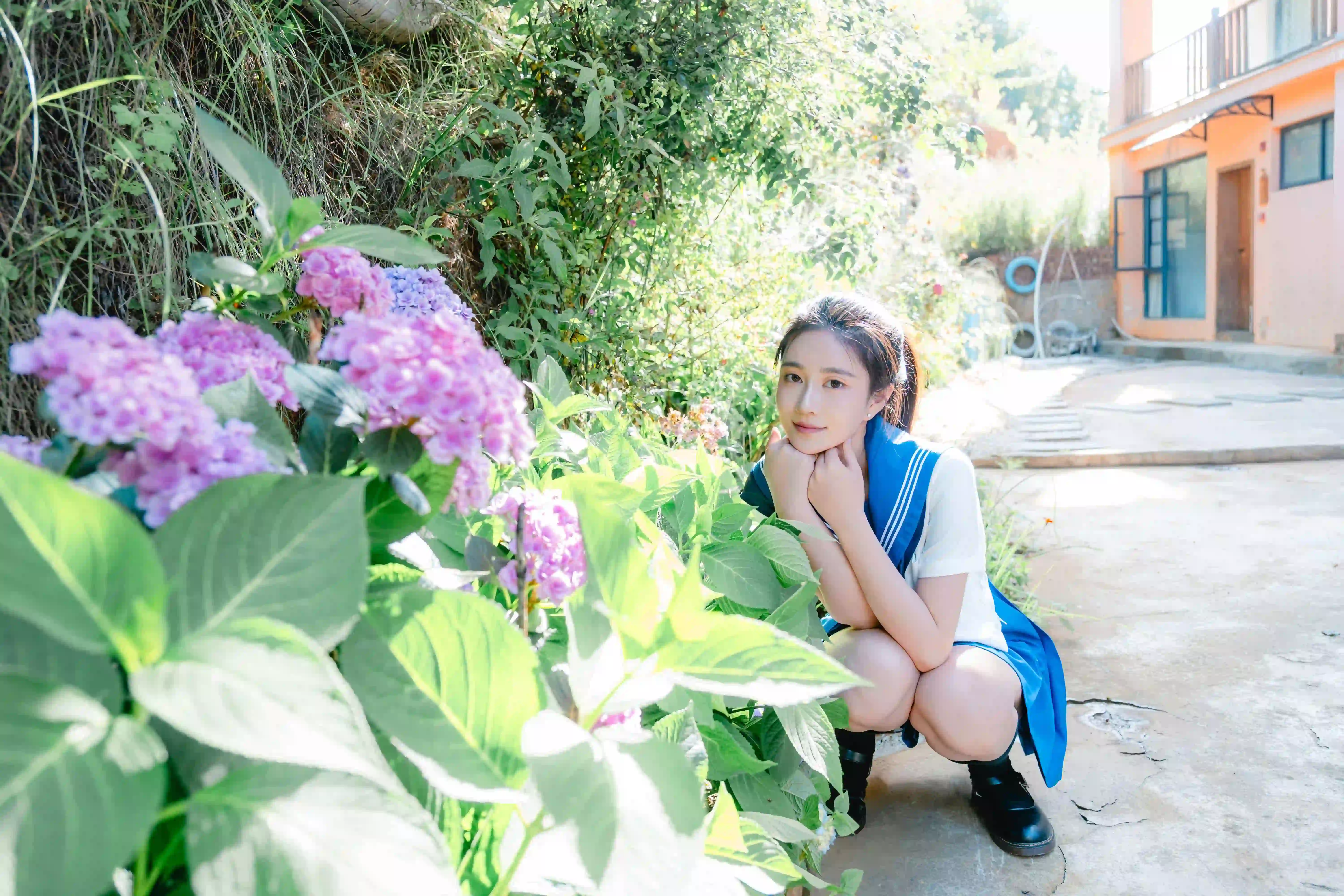 单马尾女孩 长腿美女 蓝天白云 花 紫色花朵
