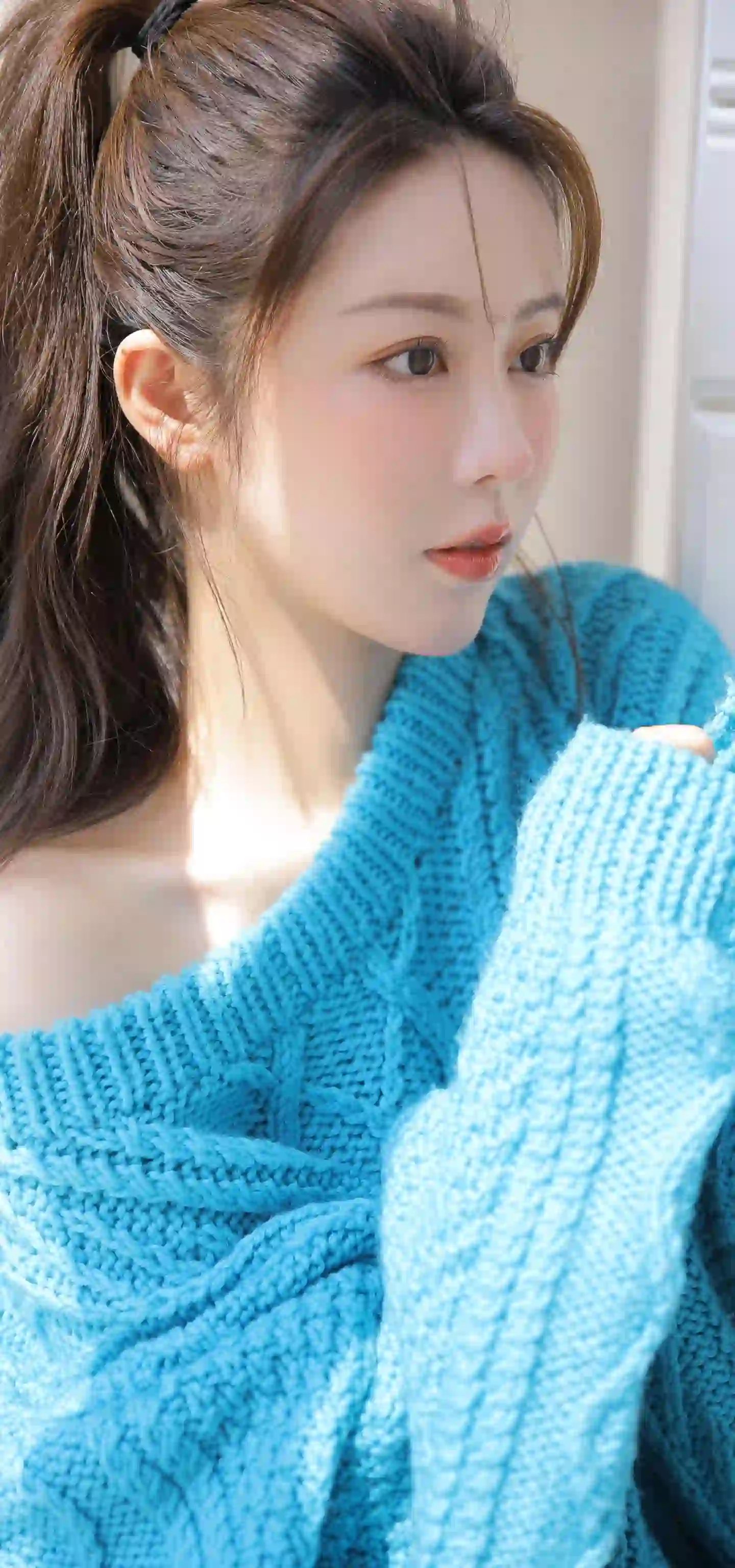 蓝色毛线衣女孩 漏肩女孩 阳光