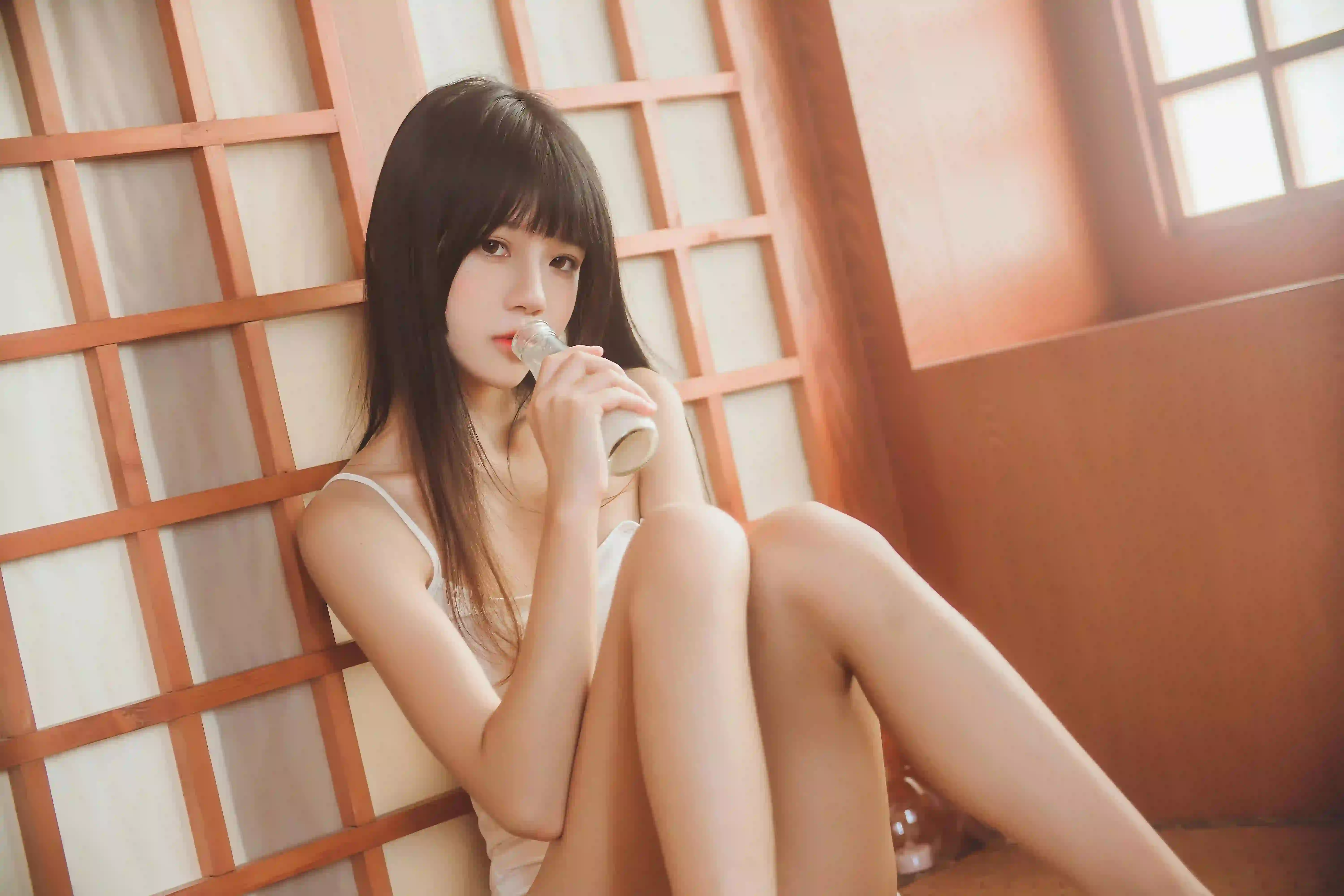 长发清纯美女 居家写真 温馨场景 居家 喝牛奶