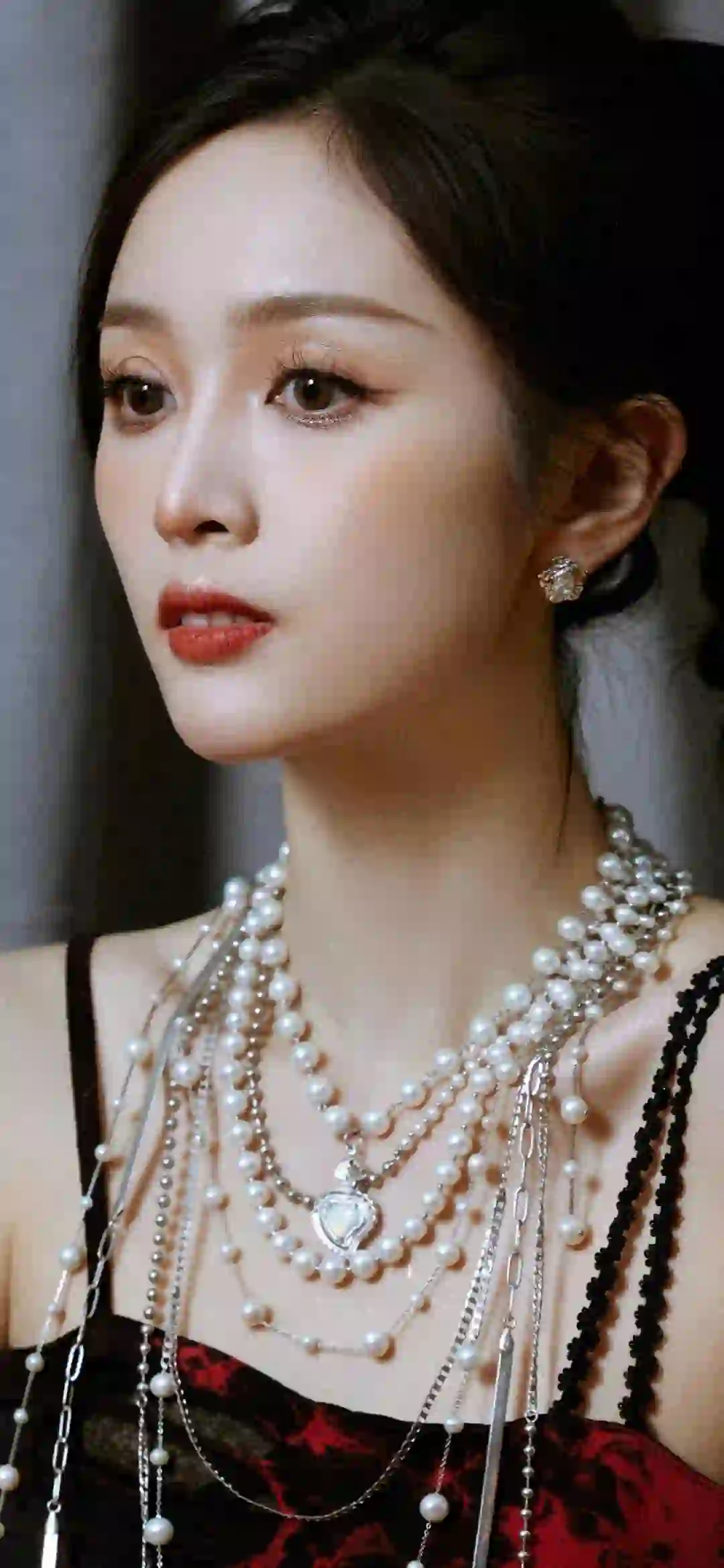 明星壁纸 吴宣仪 长发美女 珍珠项链 吊带装