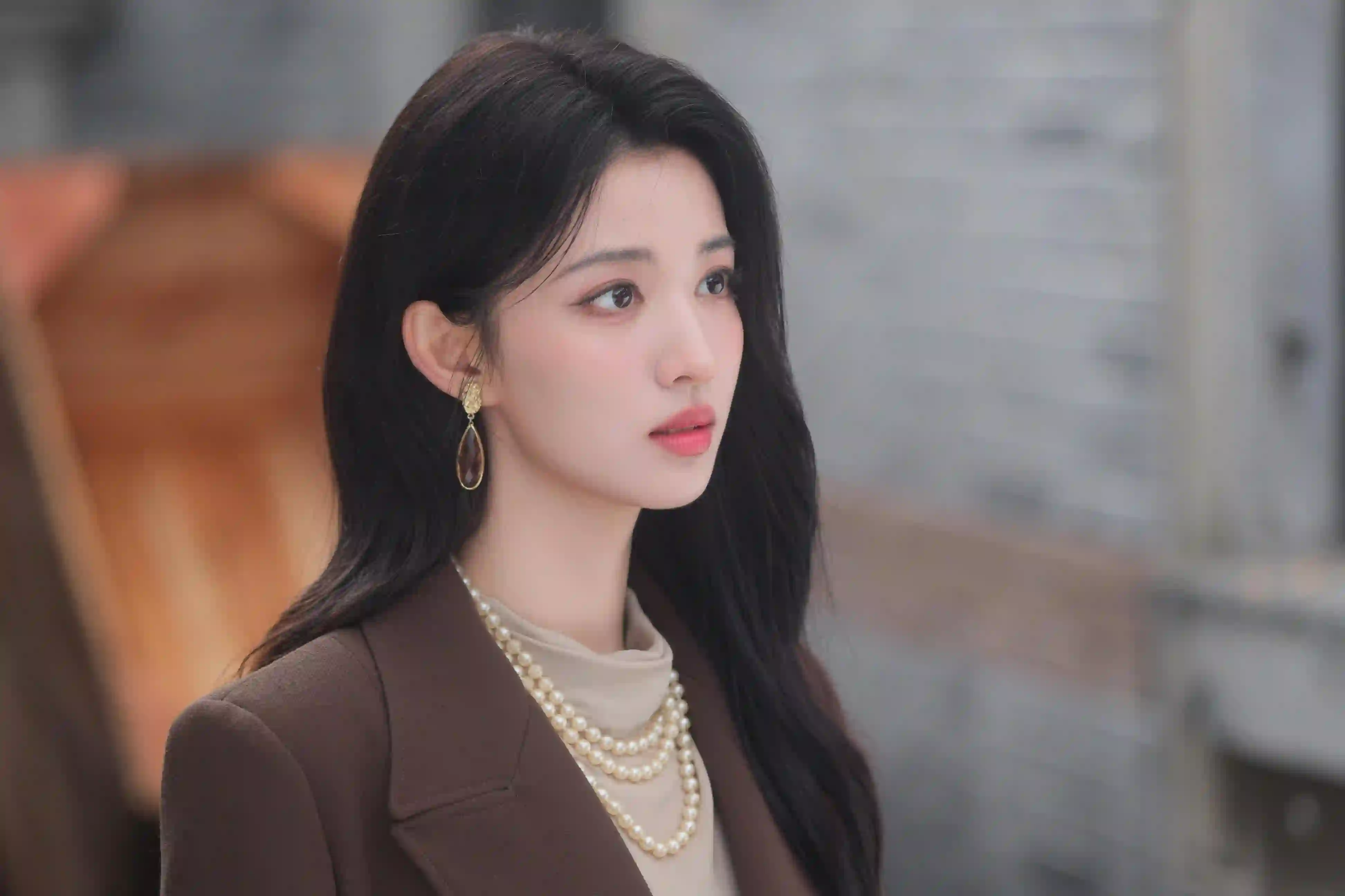 长发侧脸美女王楚然 西装 个性穿搭