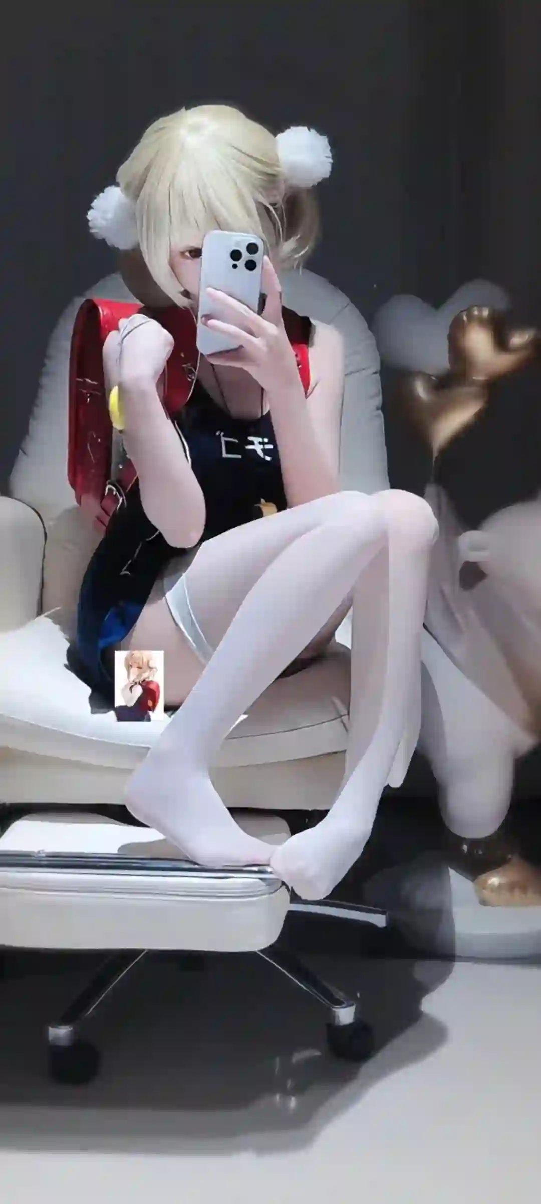 cosplay 女孩 金色短发 自拍 白色丝袜 现代家居