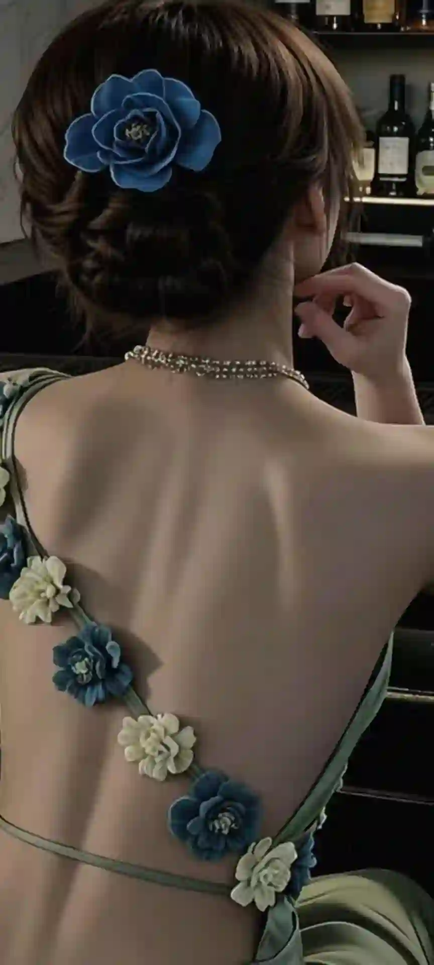 露背礼服 蓝色花朵 发饰 女性 背影 酒吧 优雅