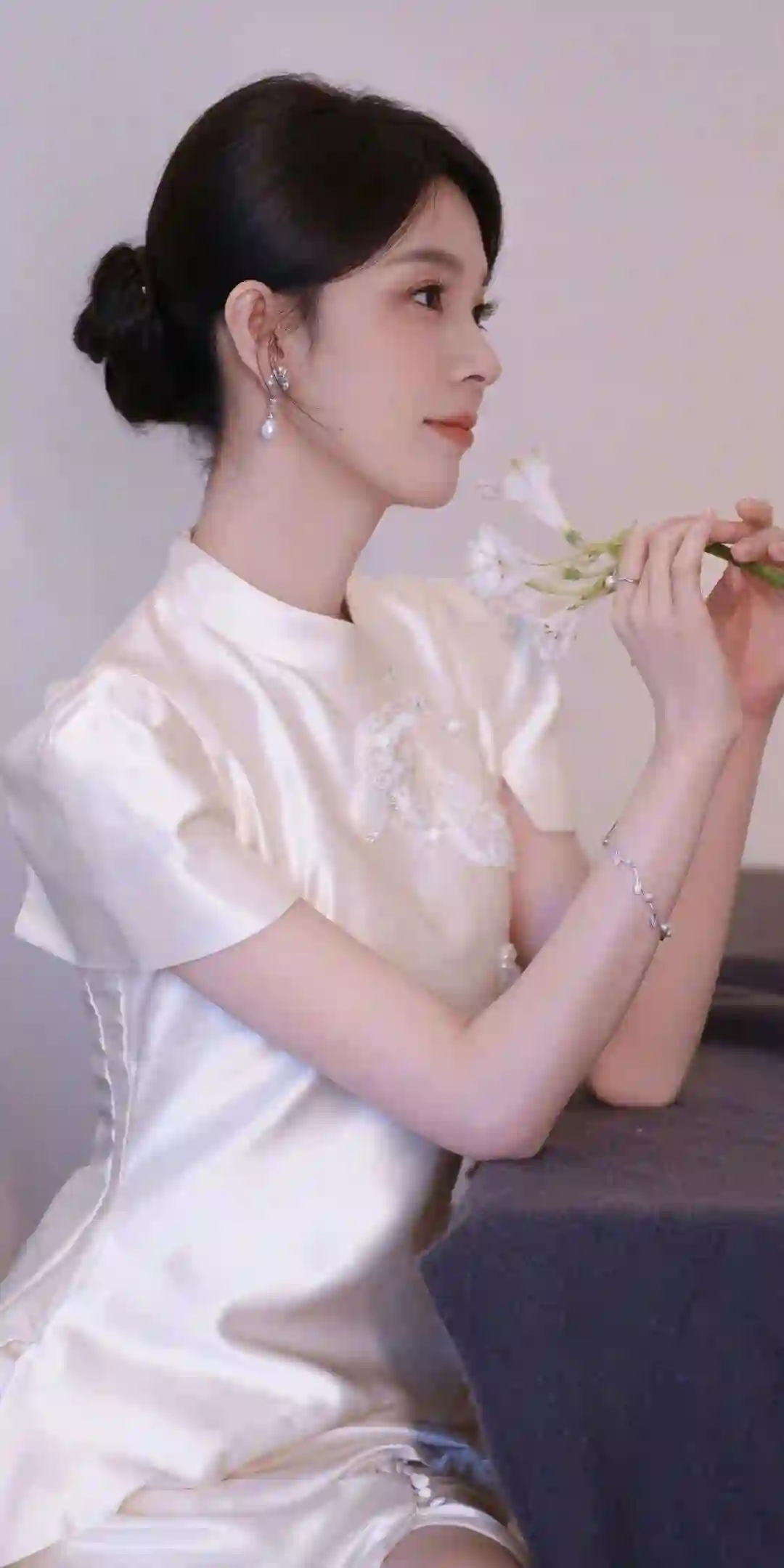 白色旗袍 优雅美女 珍珠耳环 侧颜写真 唯美人像 气质女神
