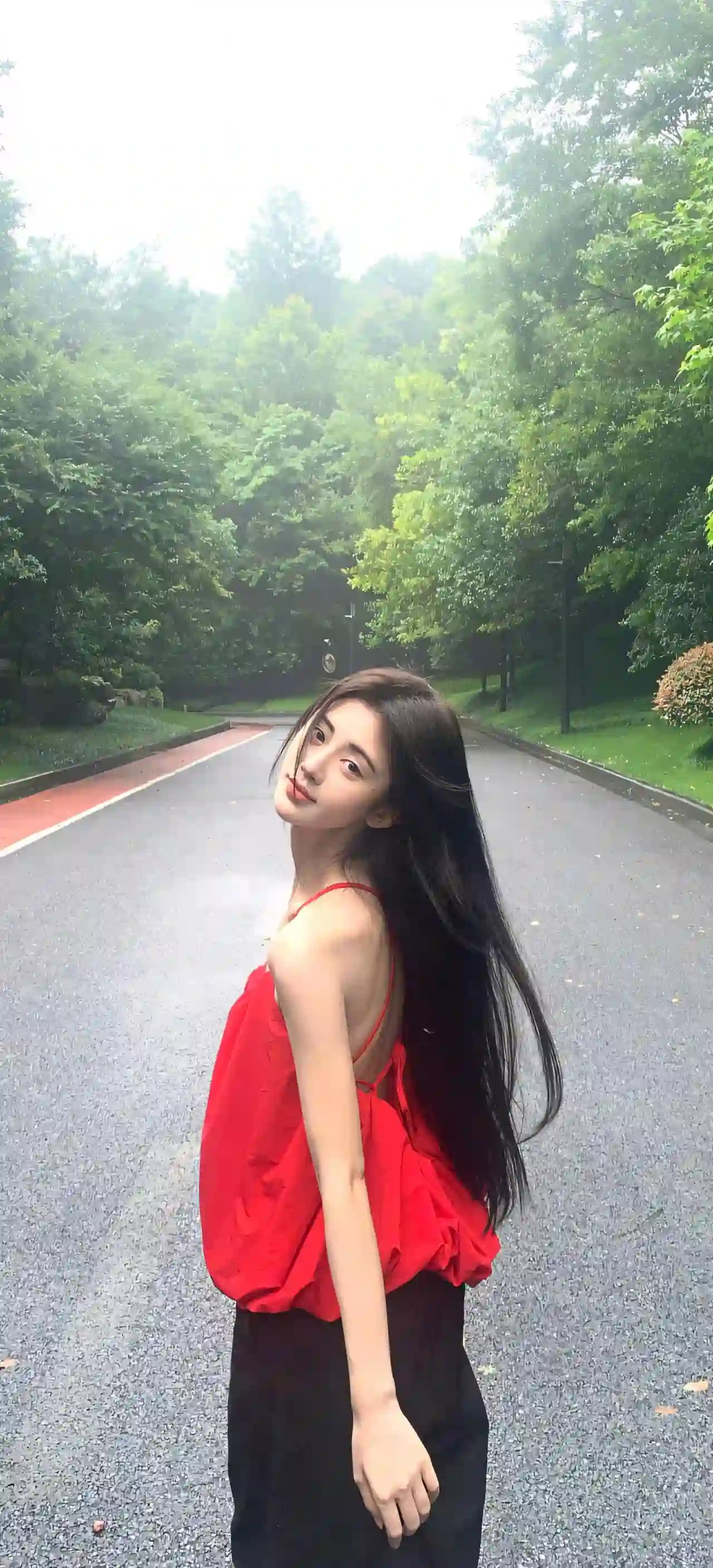 红衣少女 回眸 林荫小道 长发美女 清新自然 户外街拍 鞠婧祎