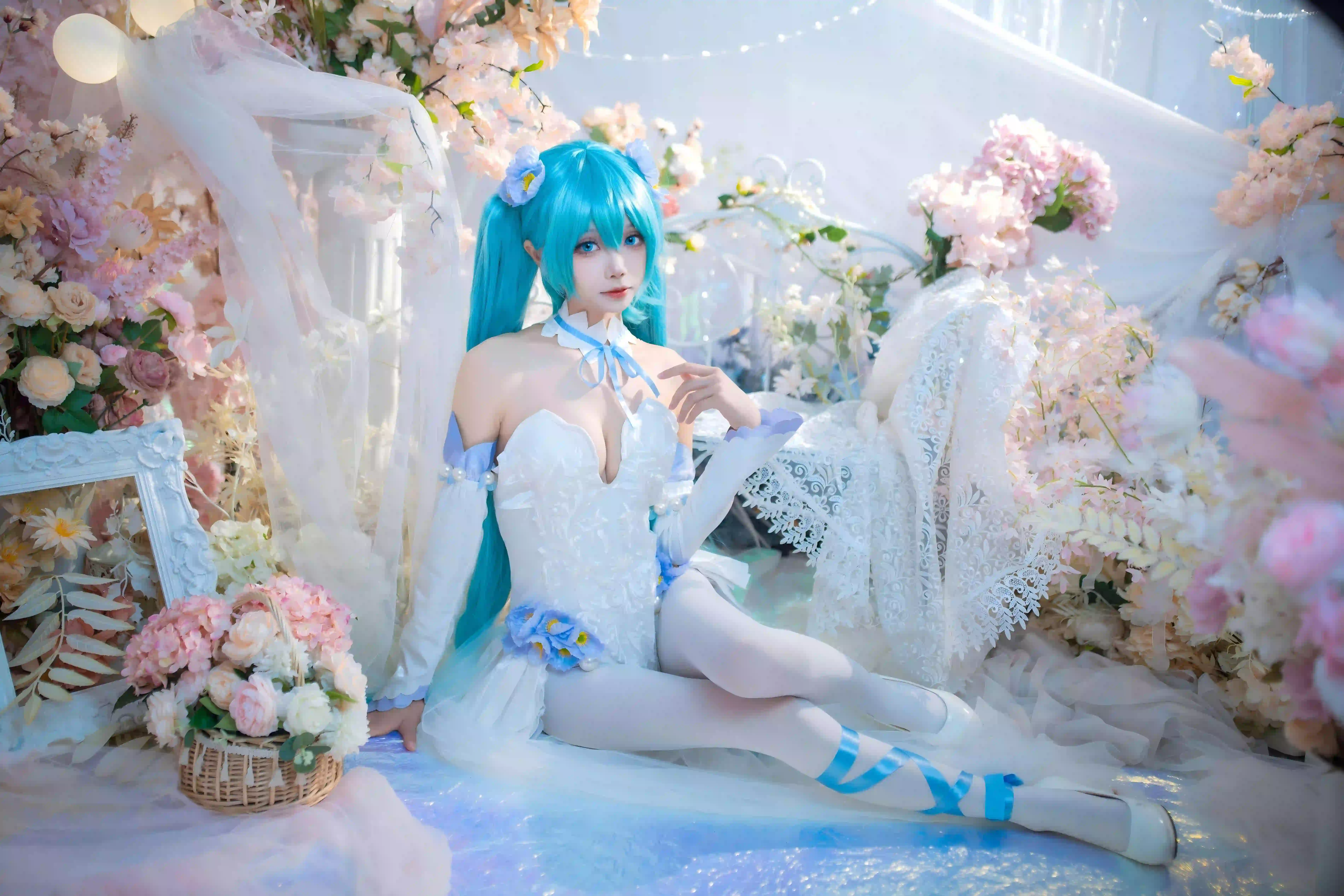 蓝色头发 初音未来Coser 白色裙子 花