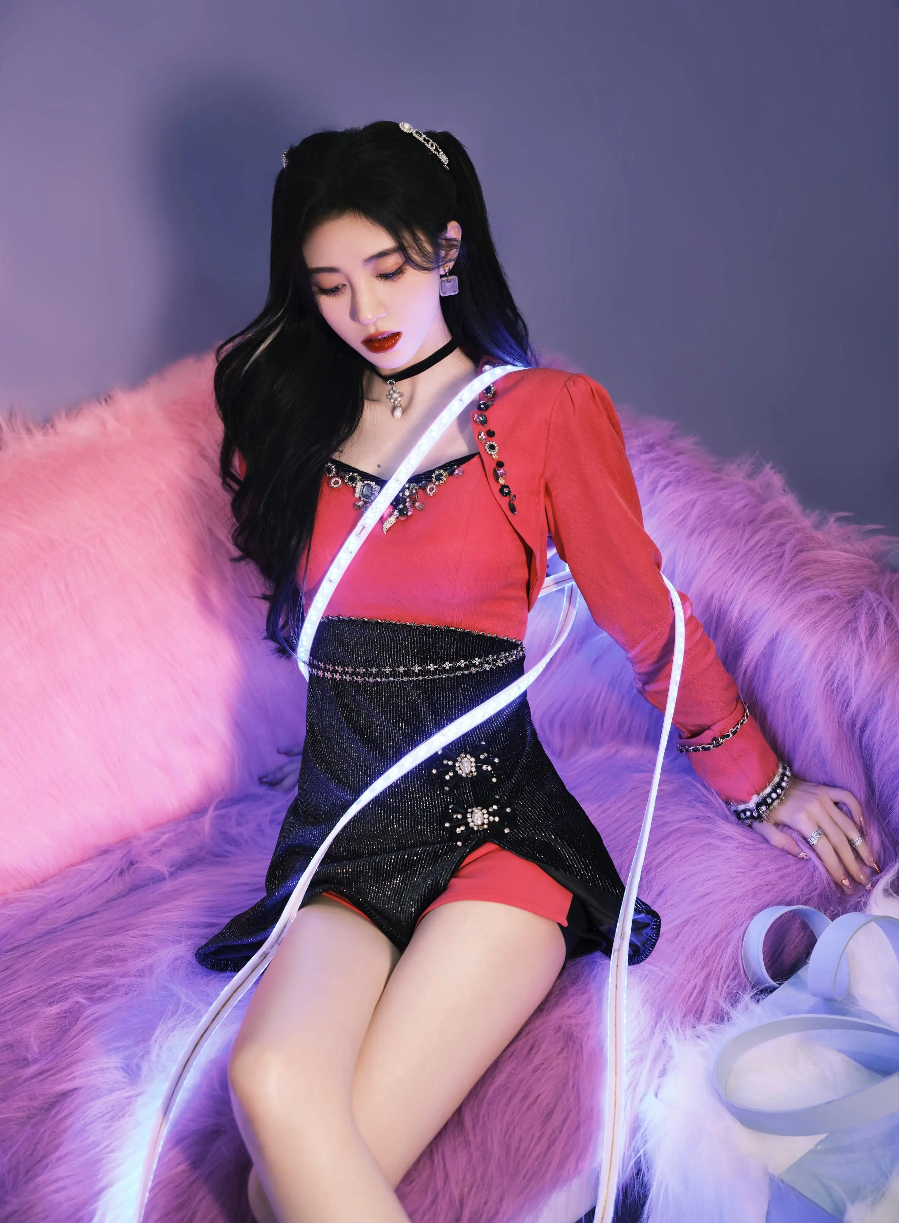 鞠婧祎 黑红色裙子4k手机壁纸