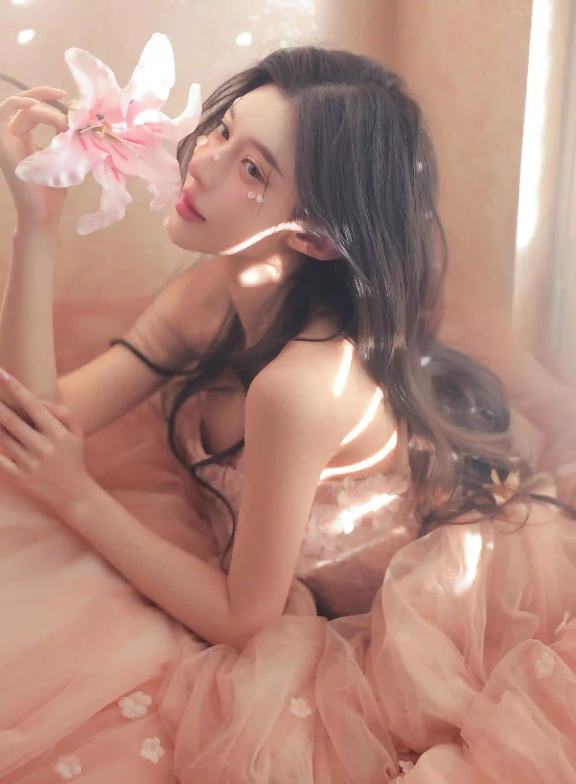 长发美女 阳光照射 粉色纱裙美女 花