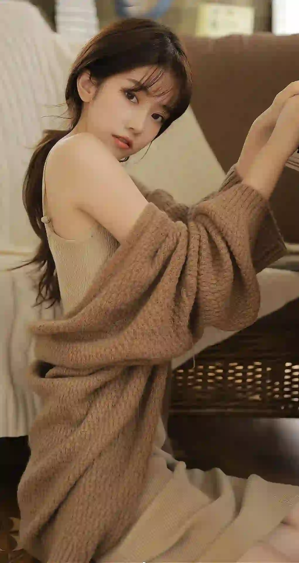 毛线衣 长发吊带美女 居家写真