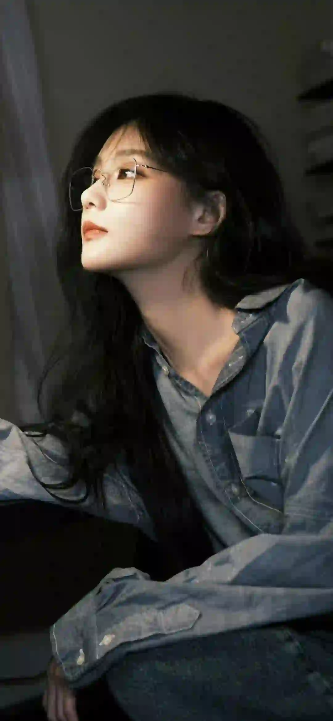 眼镜 长发美女 牛仔穿搭 李一桐
