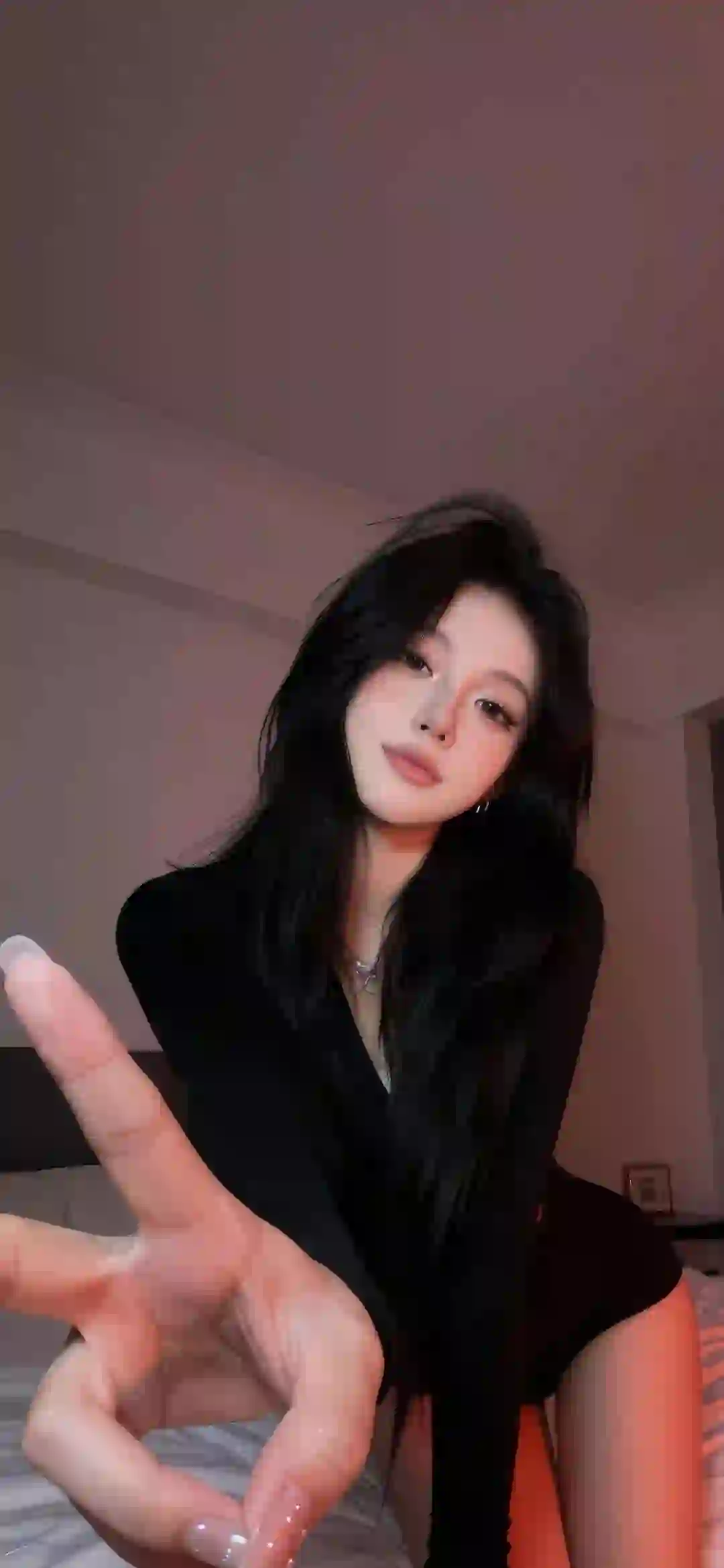 长发美女 个性穿搭 黑色衣服 居家