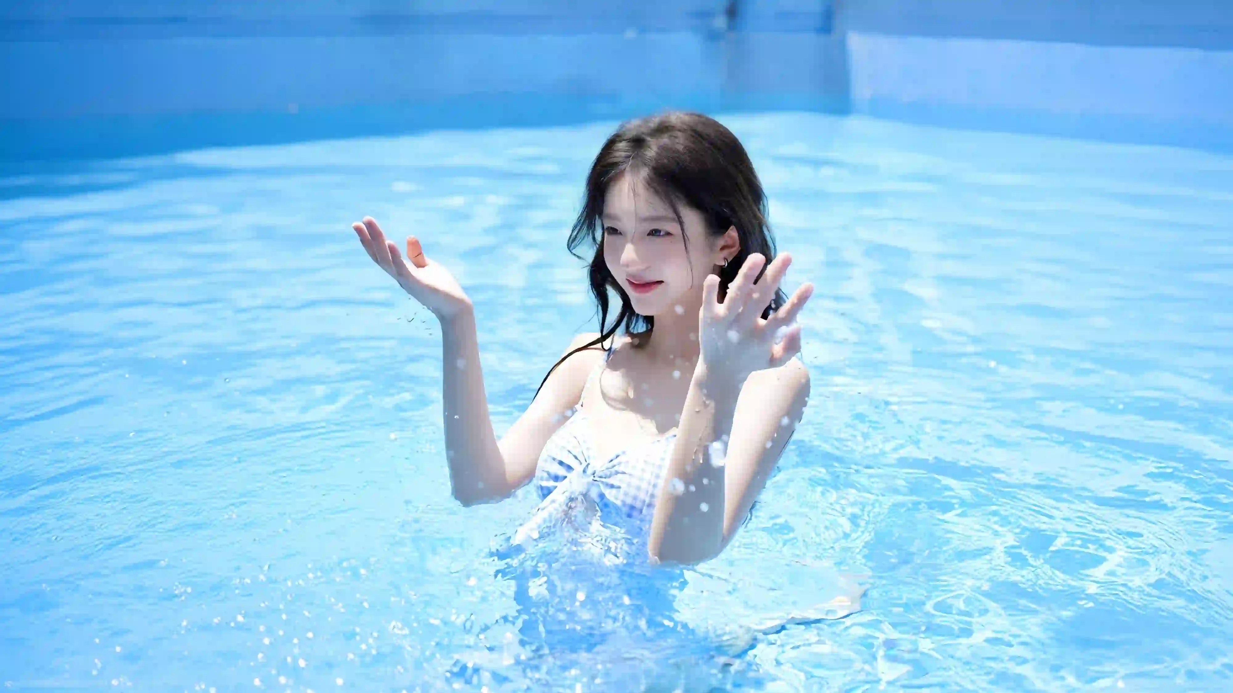 夏日 泳池 甜美可爱女孩 休闲 戏水