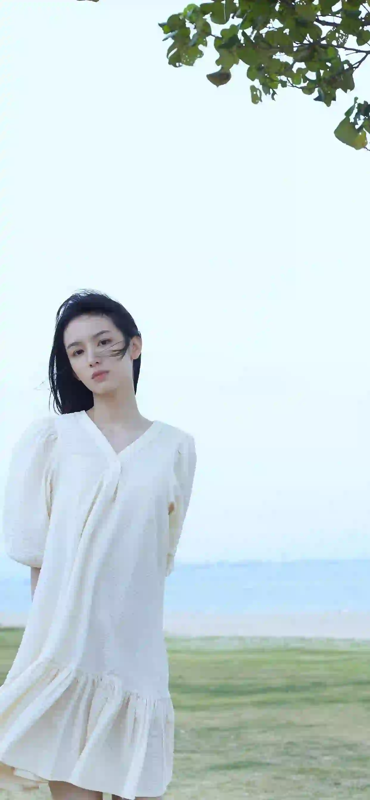 美女明星 周也 白说长裙美女 户外写真 草地