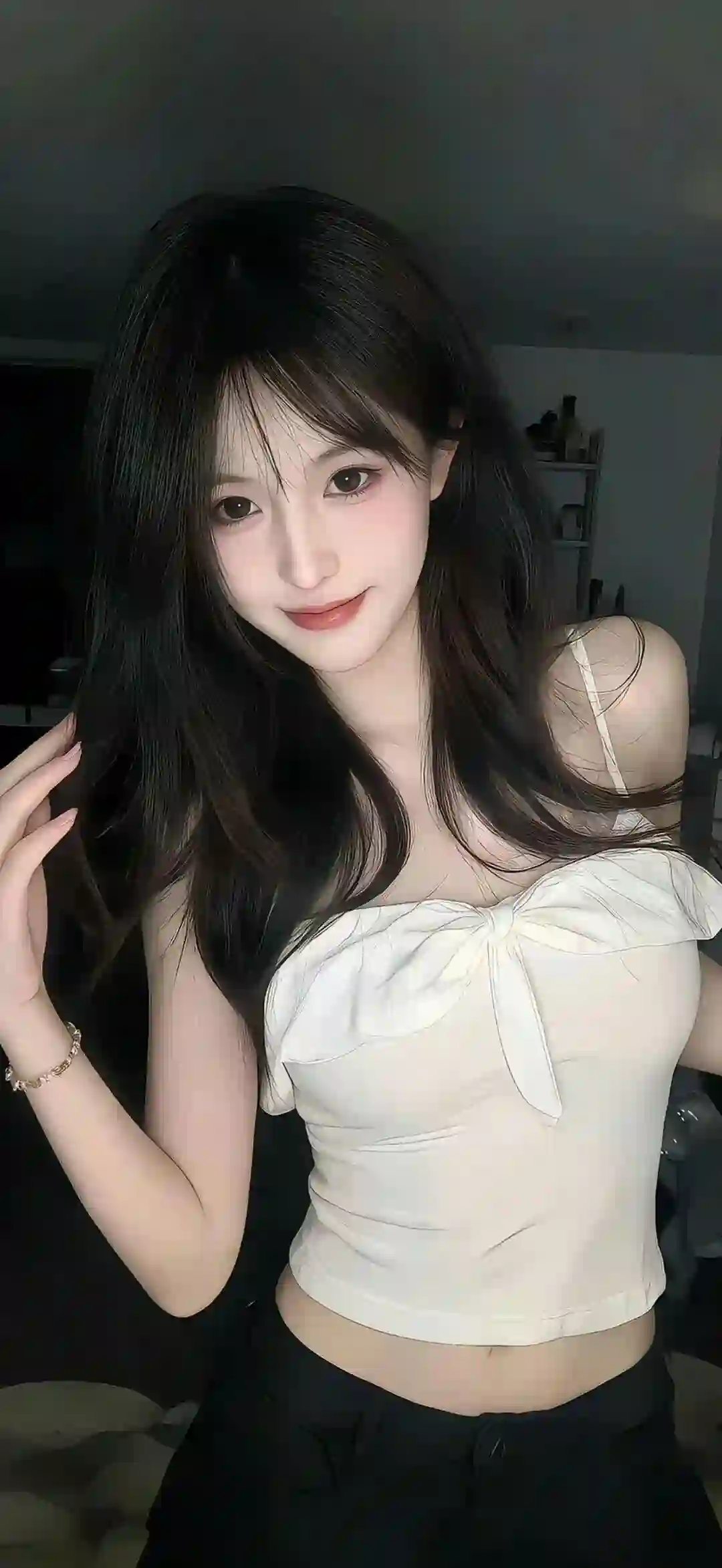 美女 甜美系 清纯 白色吊带 黑色裤子 居家 微笑 