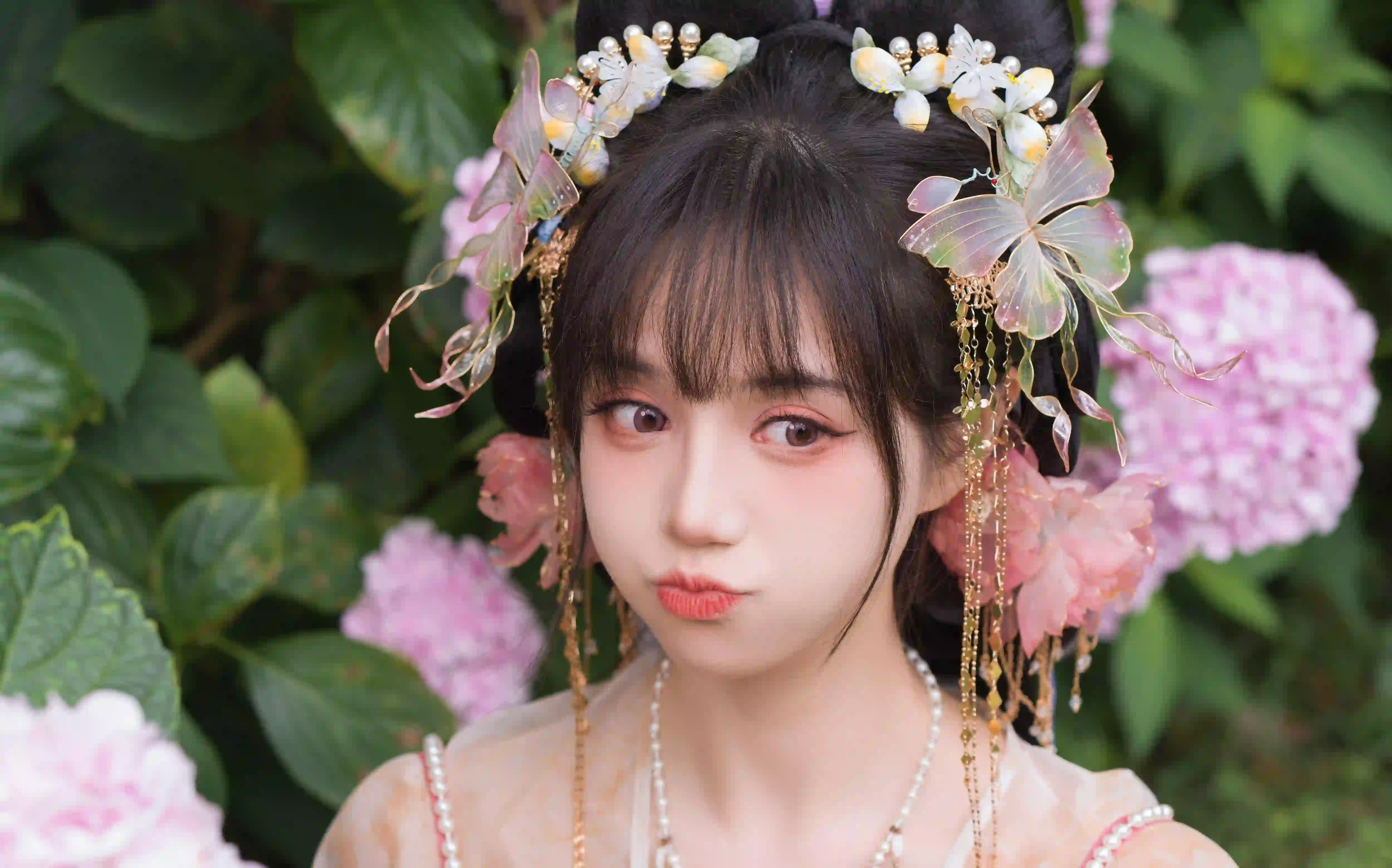 可爱古风美女 长发美女 粉色的花朵