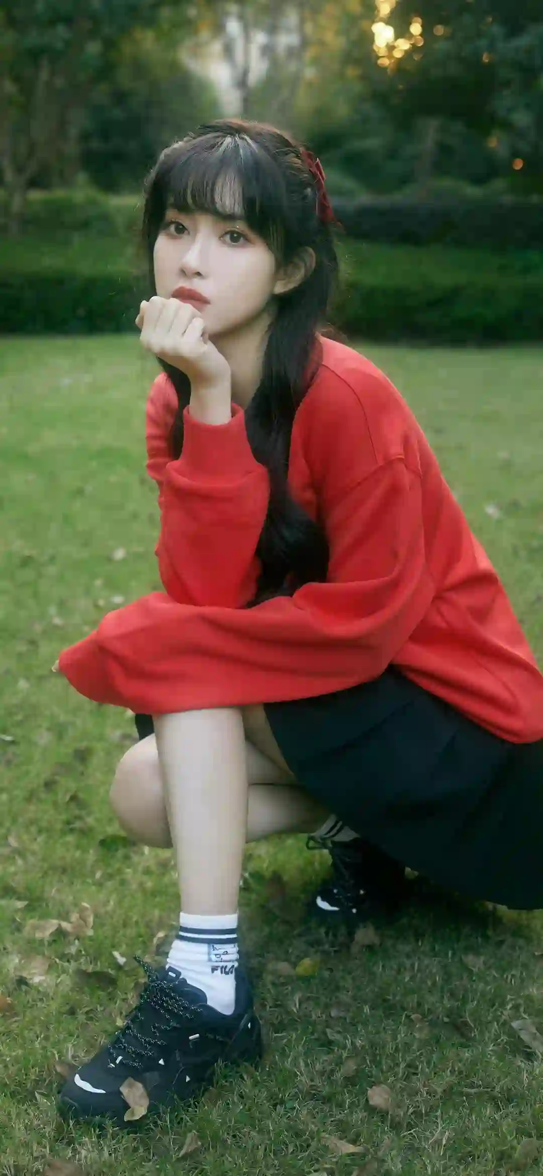 蹲在草坪上的红衣美女 长发美女 户外场景 明星壁纸 孟子义