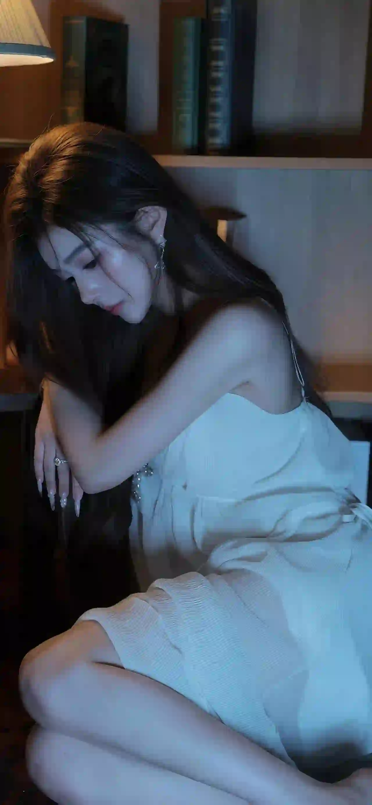 长腿美女 白色吊带长裙 美腿