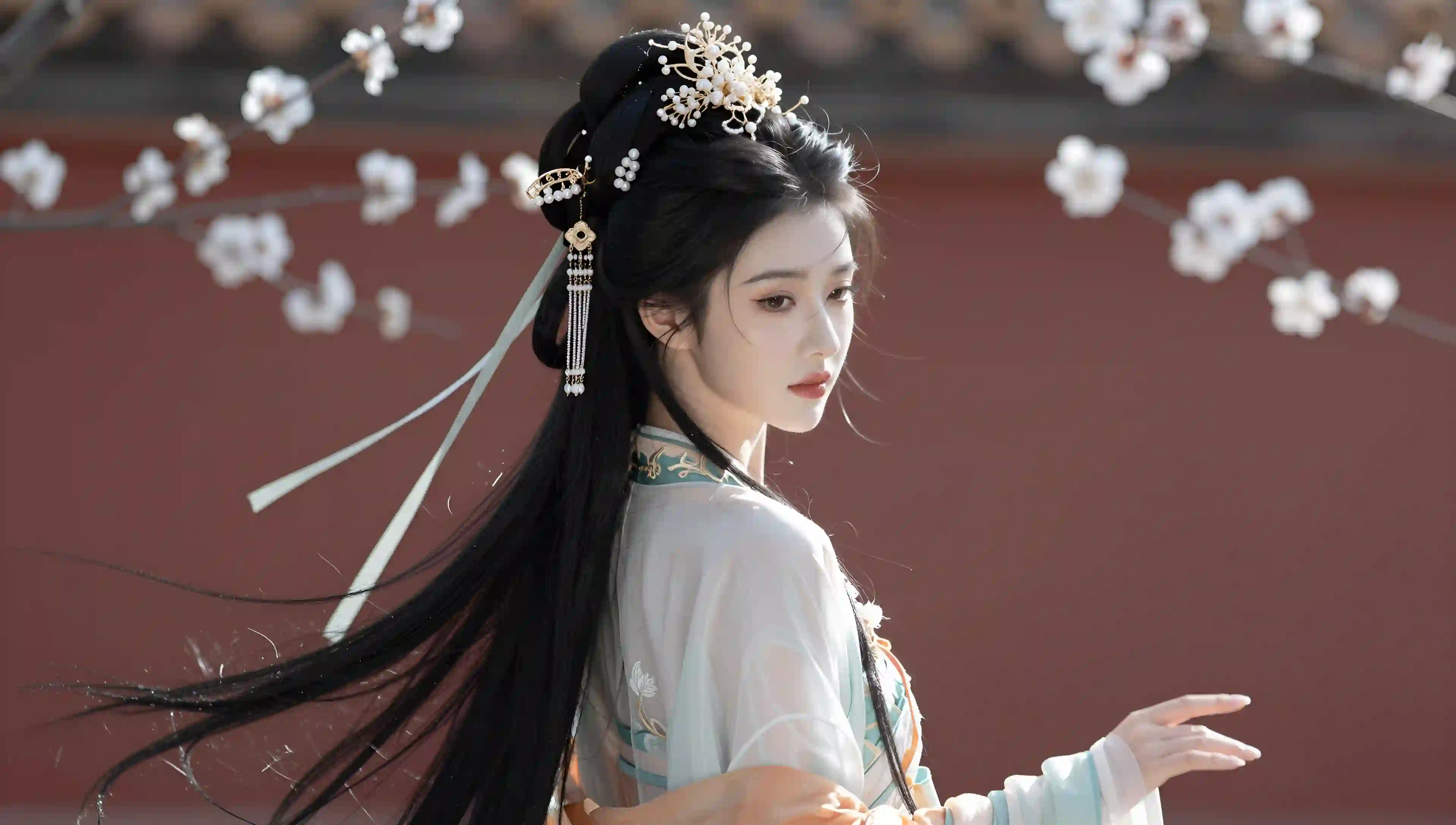 汉服 古风 女子 红墙 梅花 优雅