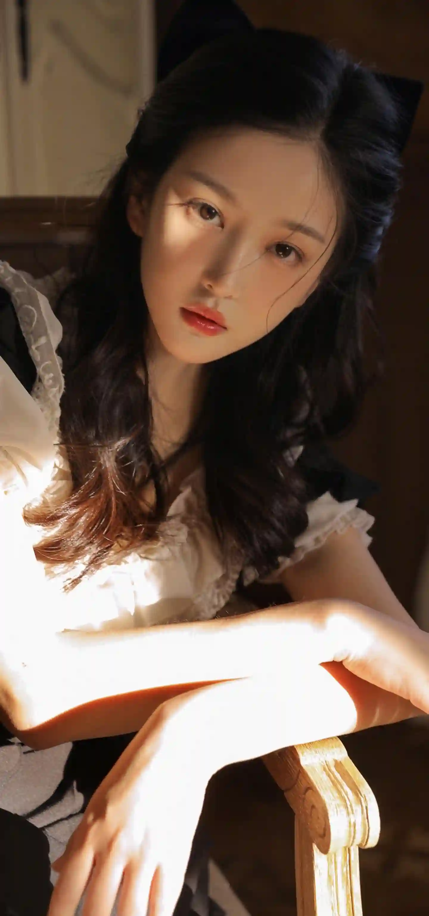 长发女仆穿搭美女 阳光照射 卷发女孩