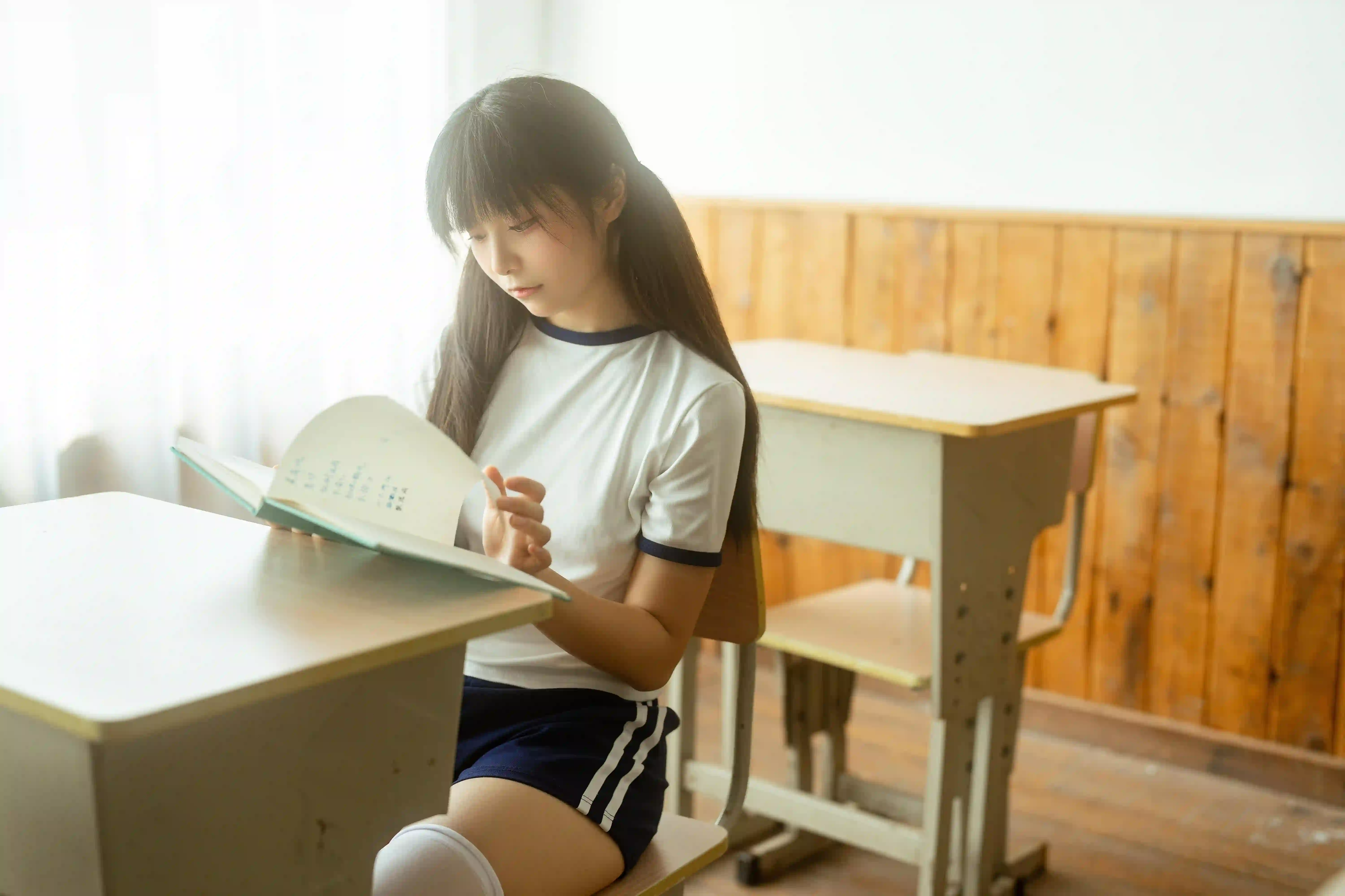 校园女生 教室阅读 阳光安静