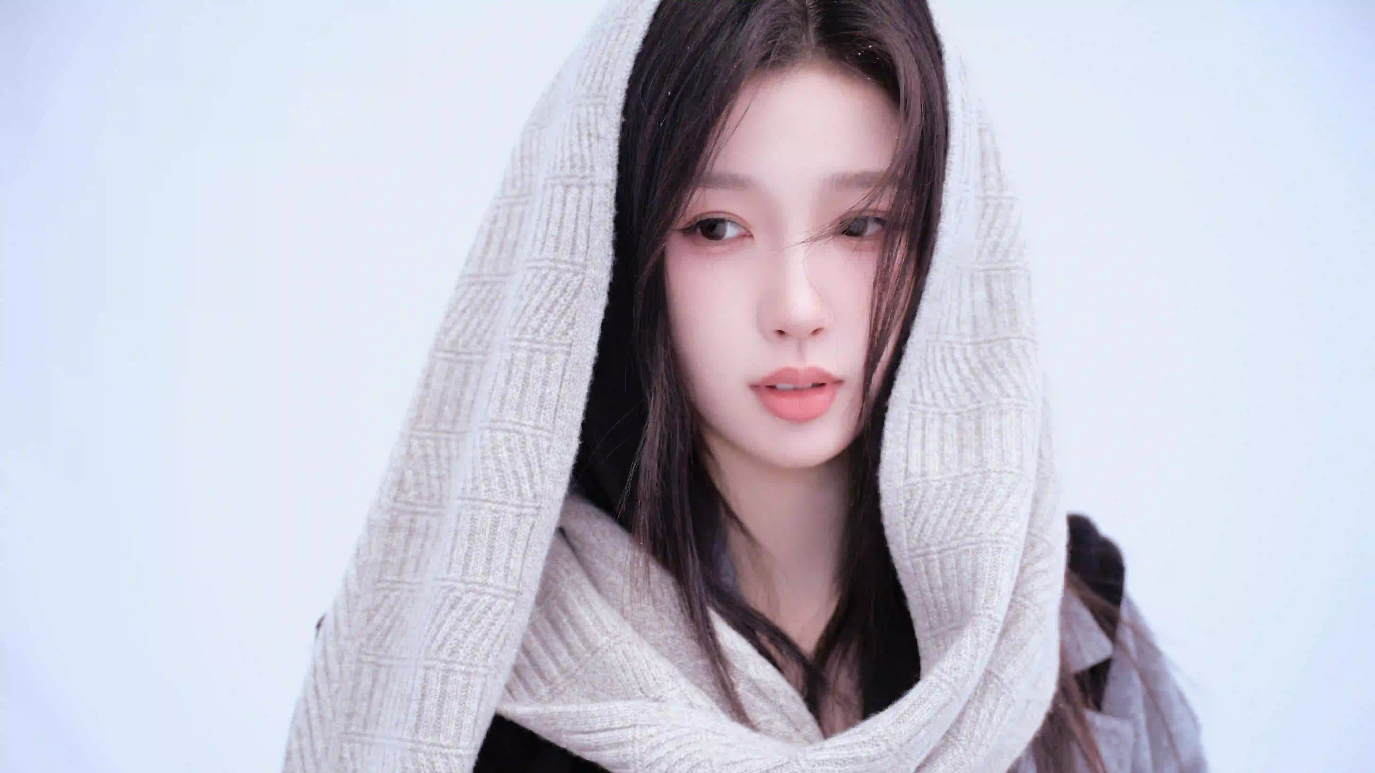 明星 长发美女 虞书欣 披肩 白色围巾 白色背景
