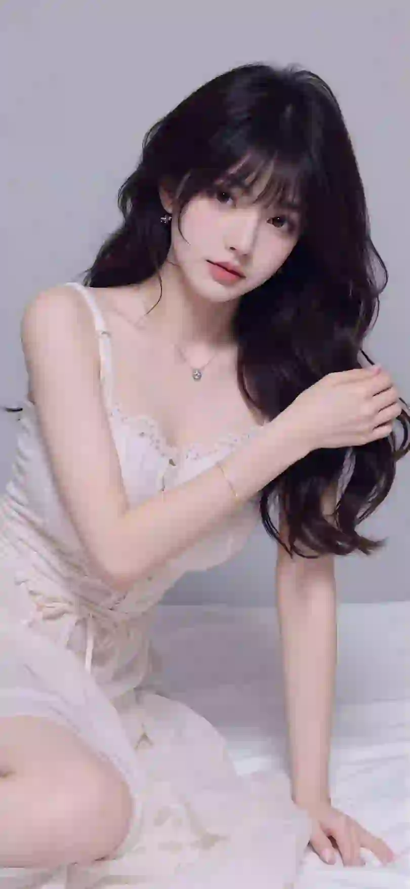 美女 长发美女 清纯 居家写真 白色长裙 金属项链