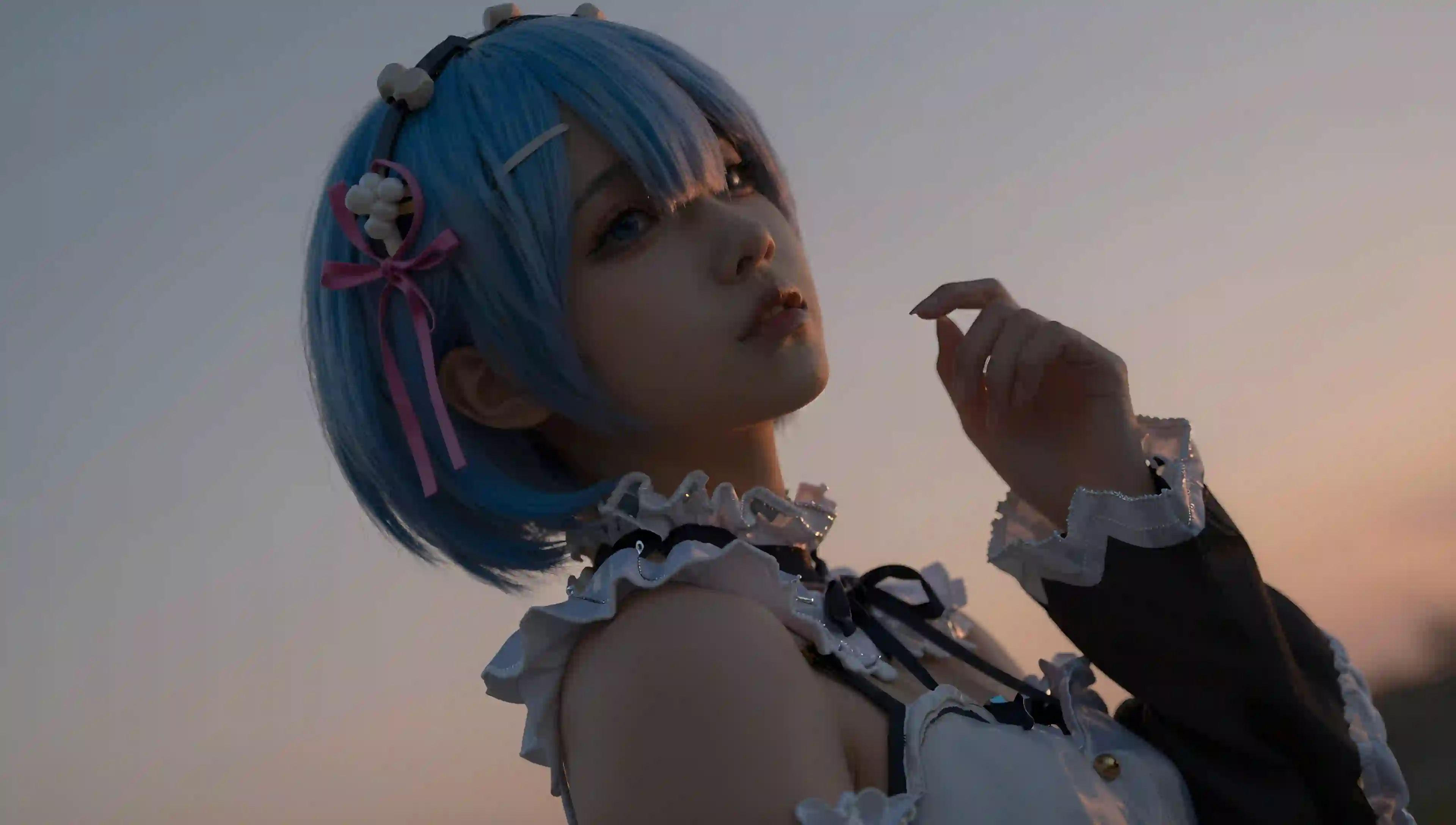 蓝色短发 cosplay 女仆装 黄昏 天空 唯美 逆光