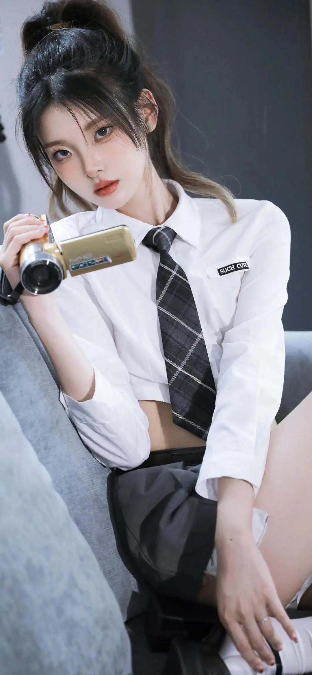 手拿单反相机的白衣jk长腿美女