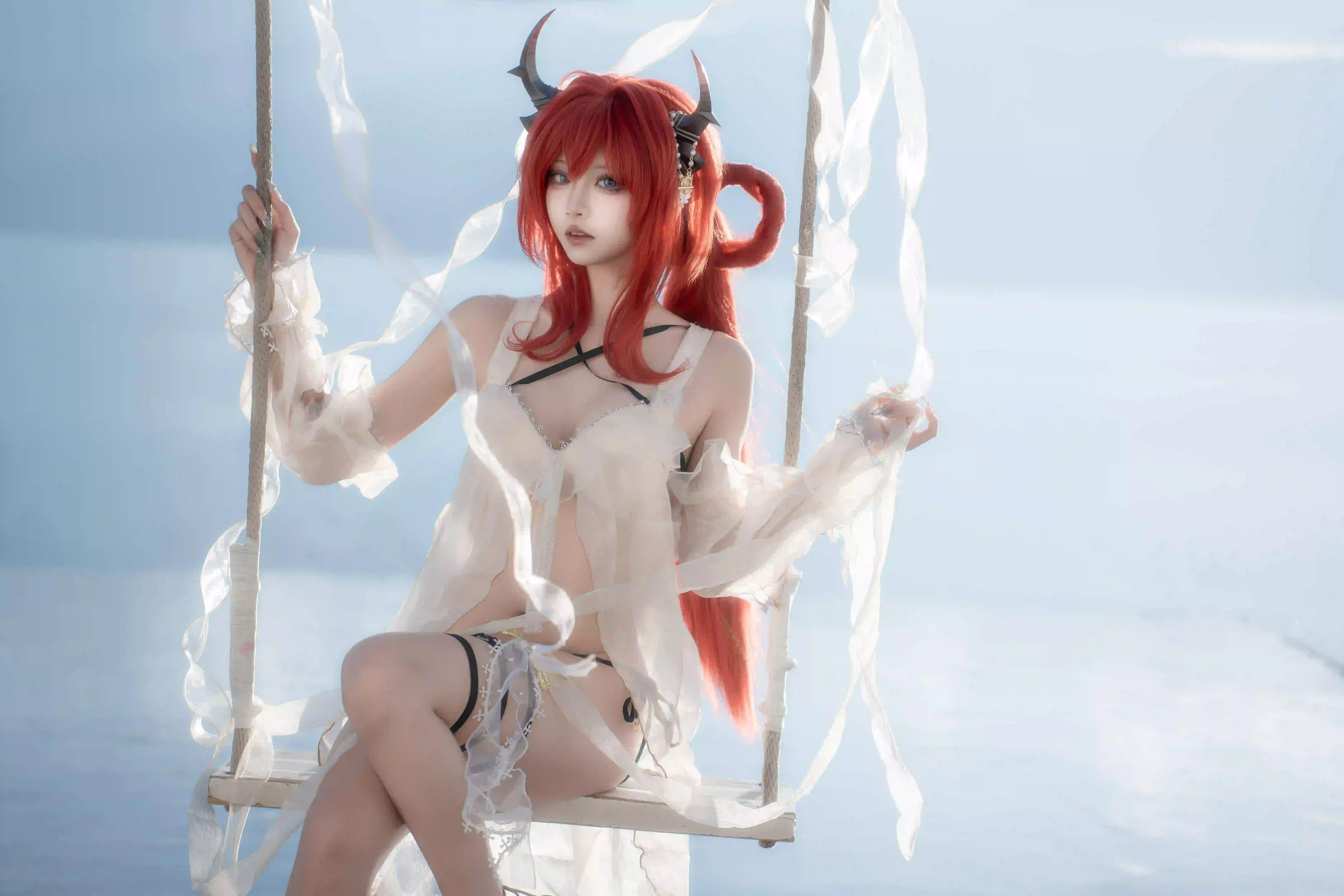 恶魔角 红发 白色裙子 秋千 梦幻场景