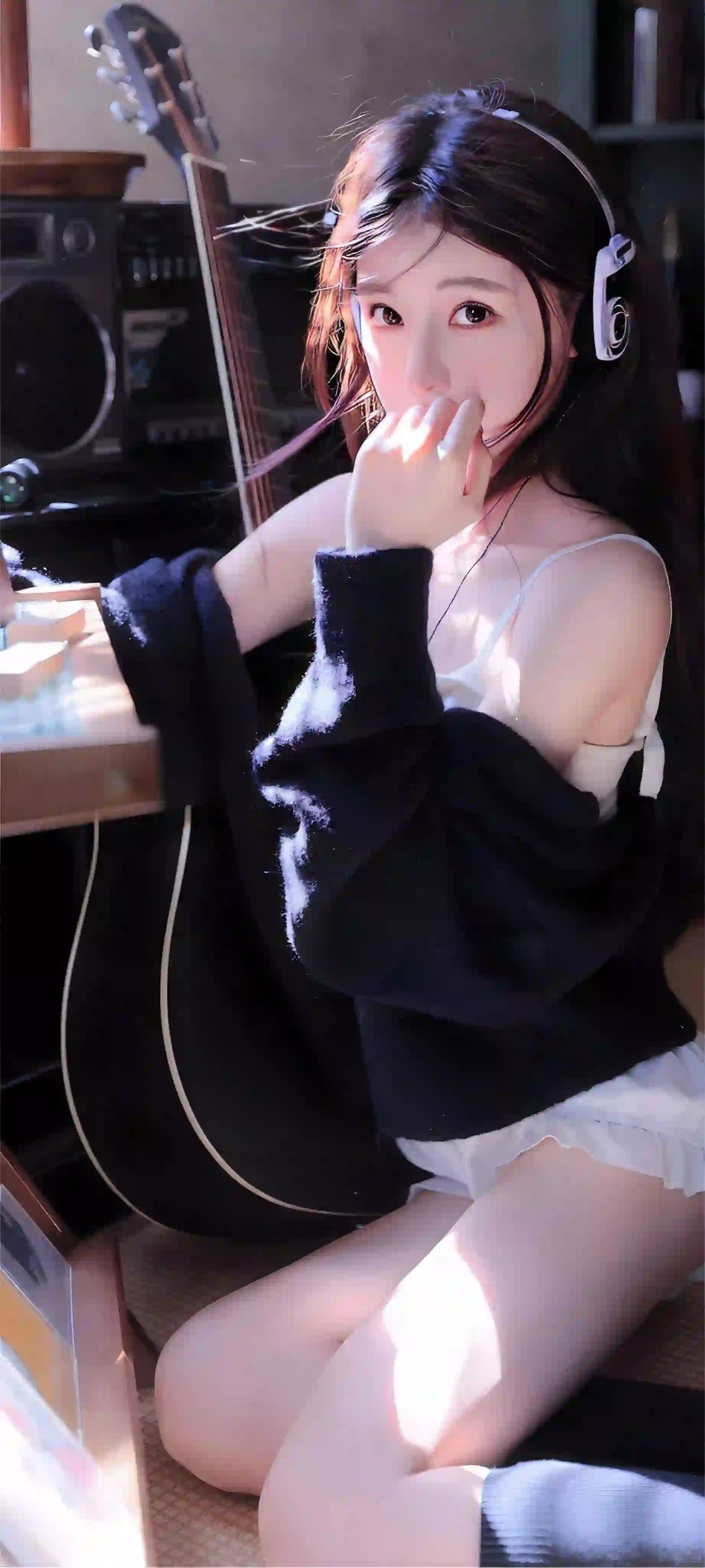 吉他 听音乐的清纯女孩 居家 阳光 美腿