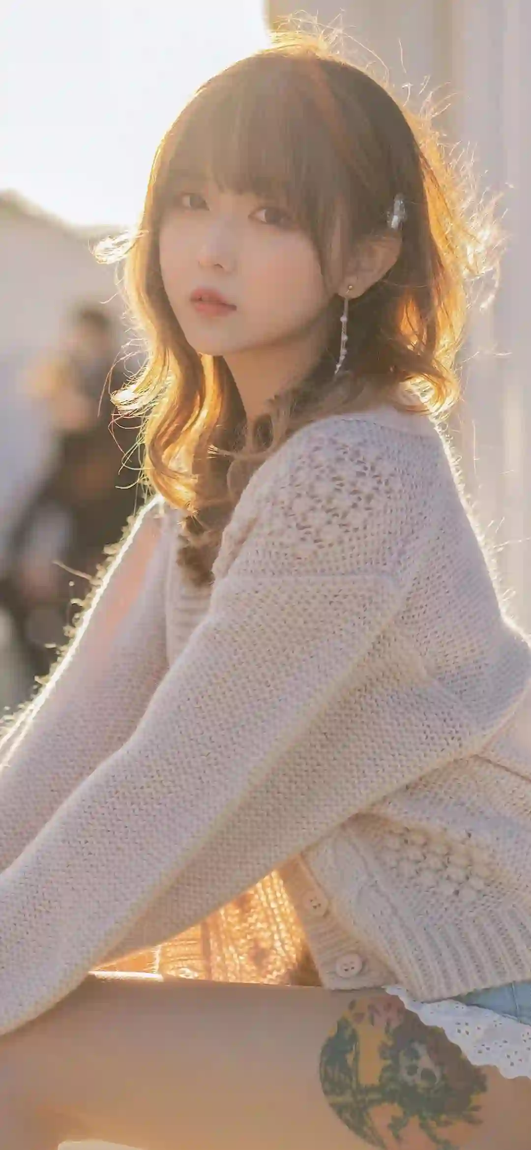 白色毛线衣女孩 户外 