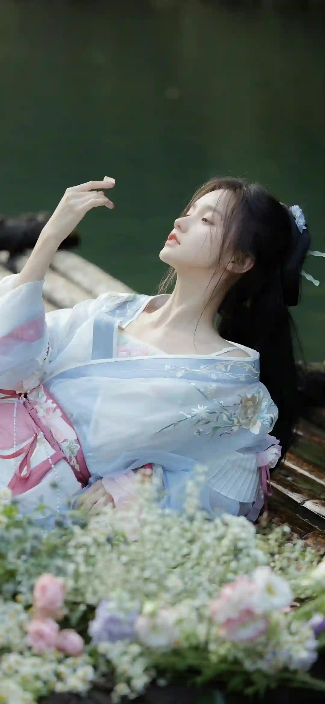 古风美女 躺在竹筏上的长发古风美女