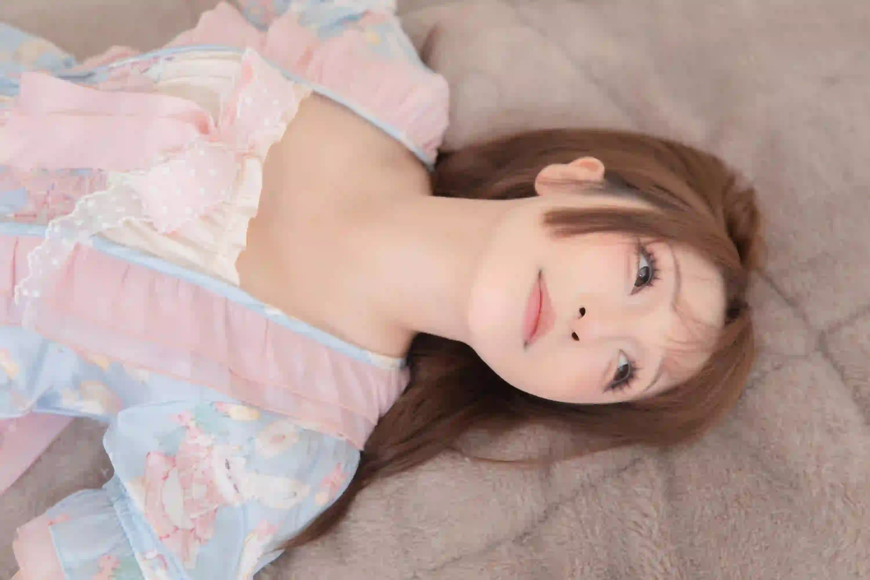 可爱女孩 躺着 居家写真 性感美女 白丝美女 可爱 甜美