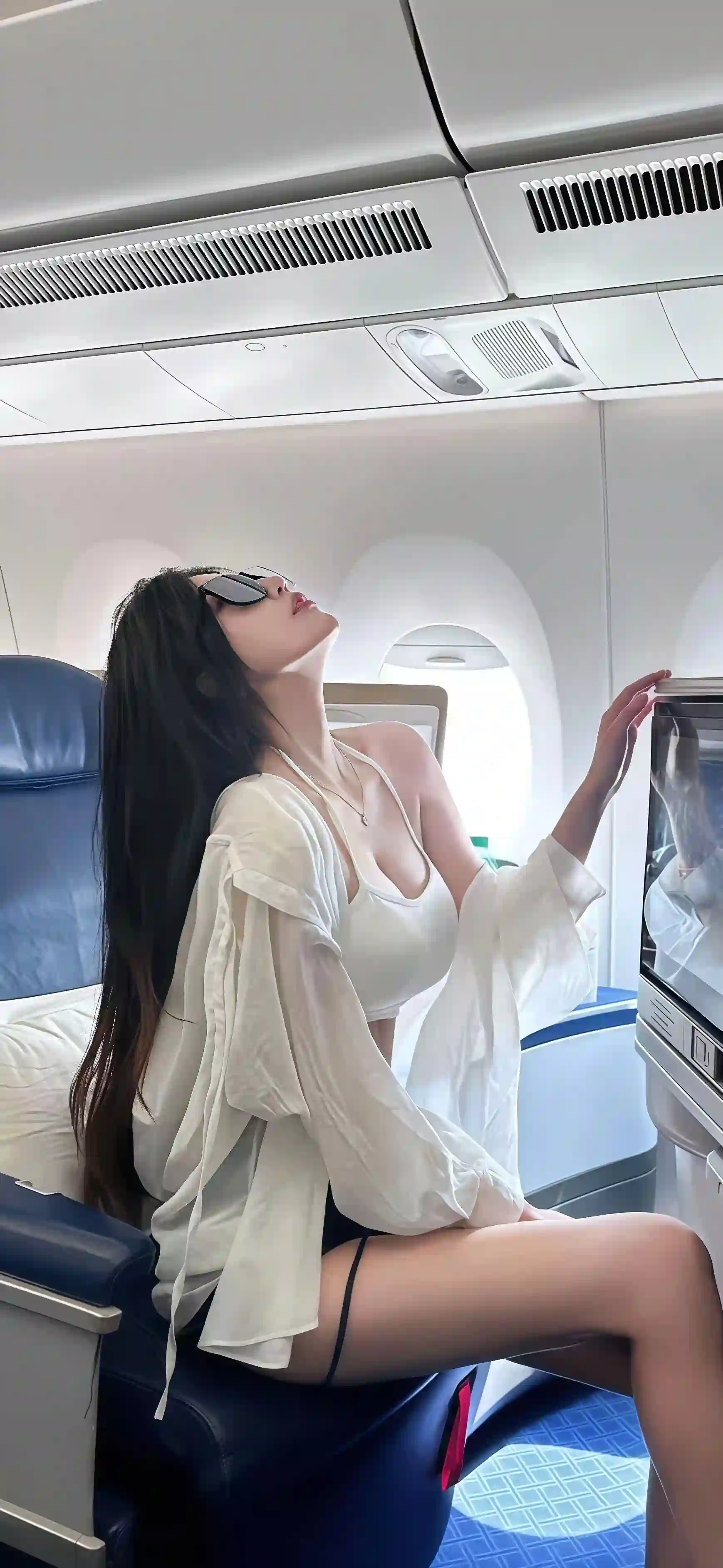 性感吊带美女 长腿美女 飞机