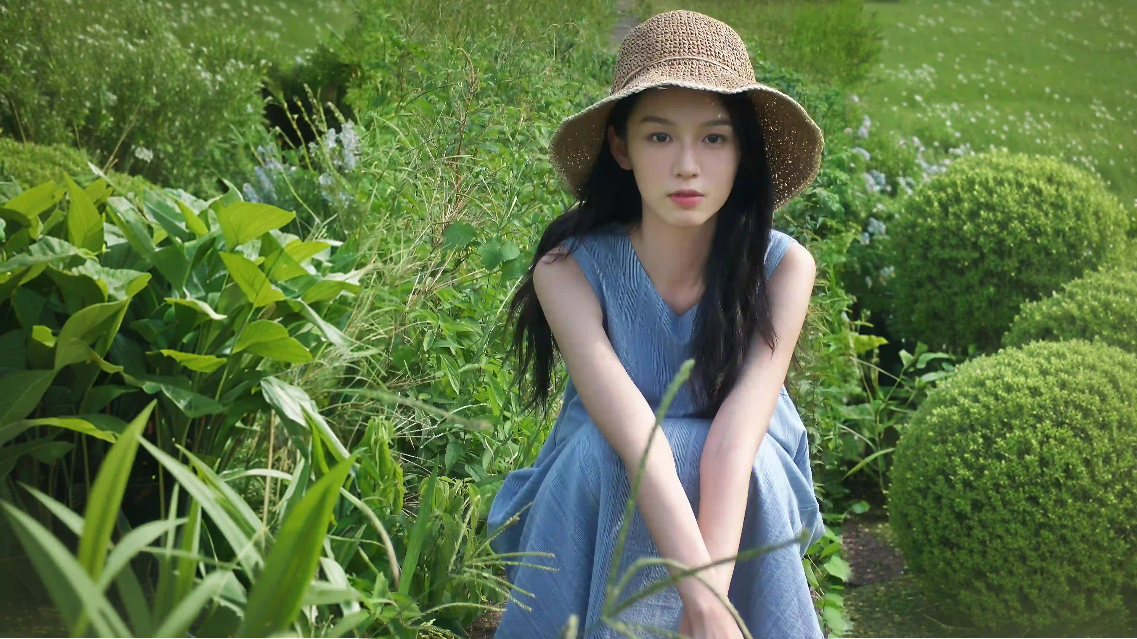 草帽 周也 户外 草地 绿色 田园 长发美女 蓝色裙子