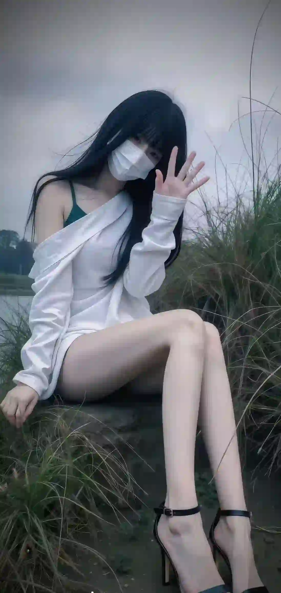 长发美女 漏肩穿搭 长腿美女 口罩 户外