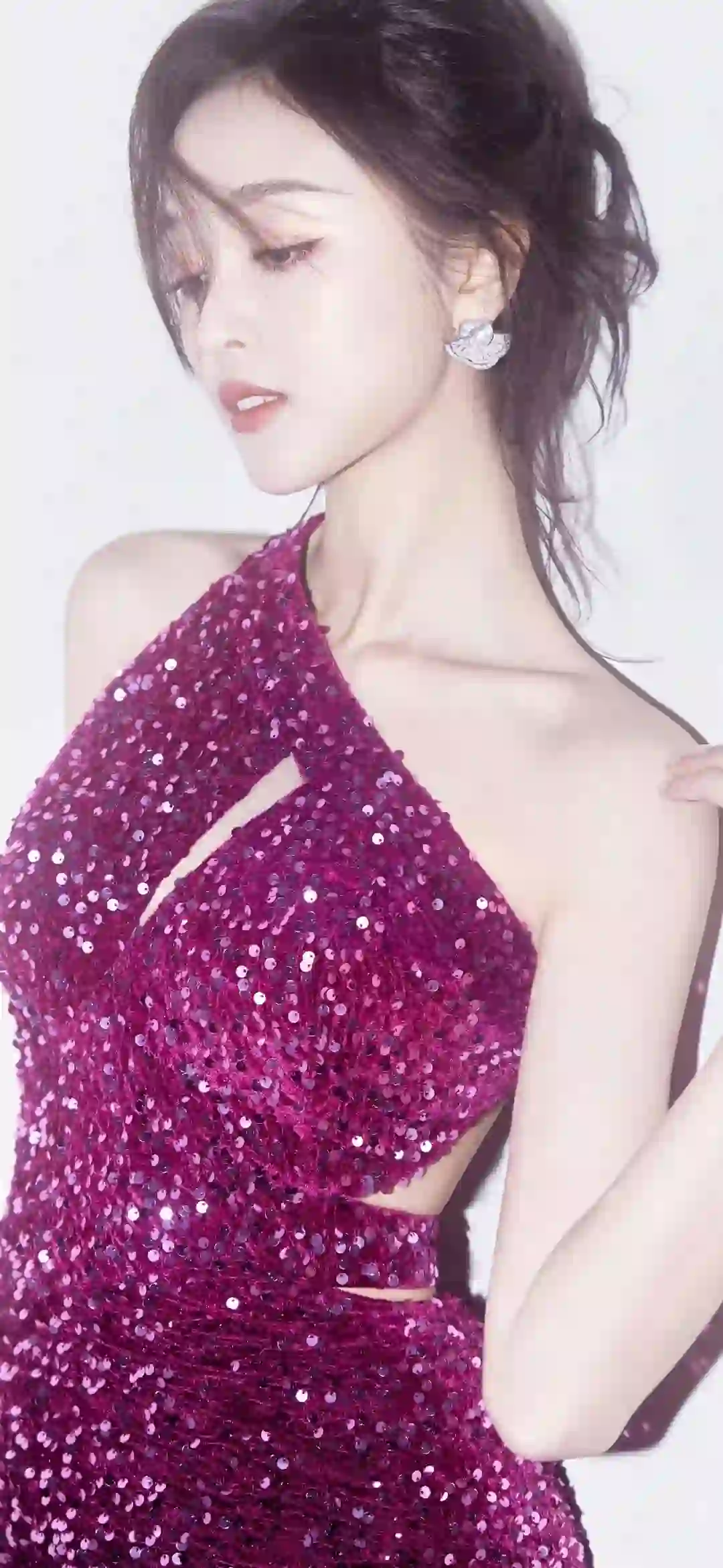 明星壁纸 吴宣仪 长发美女 亮晶晶的晚礼服 长发性感美女 可爱清纯美女